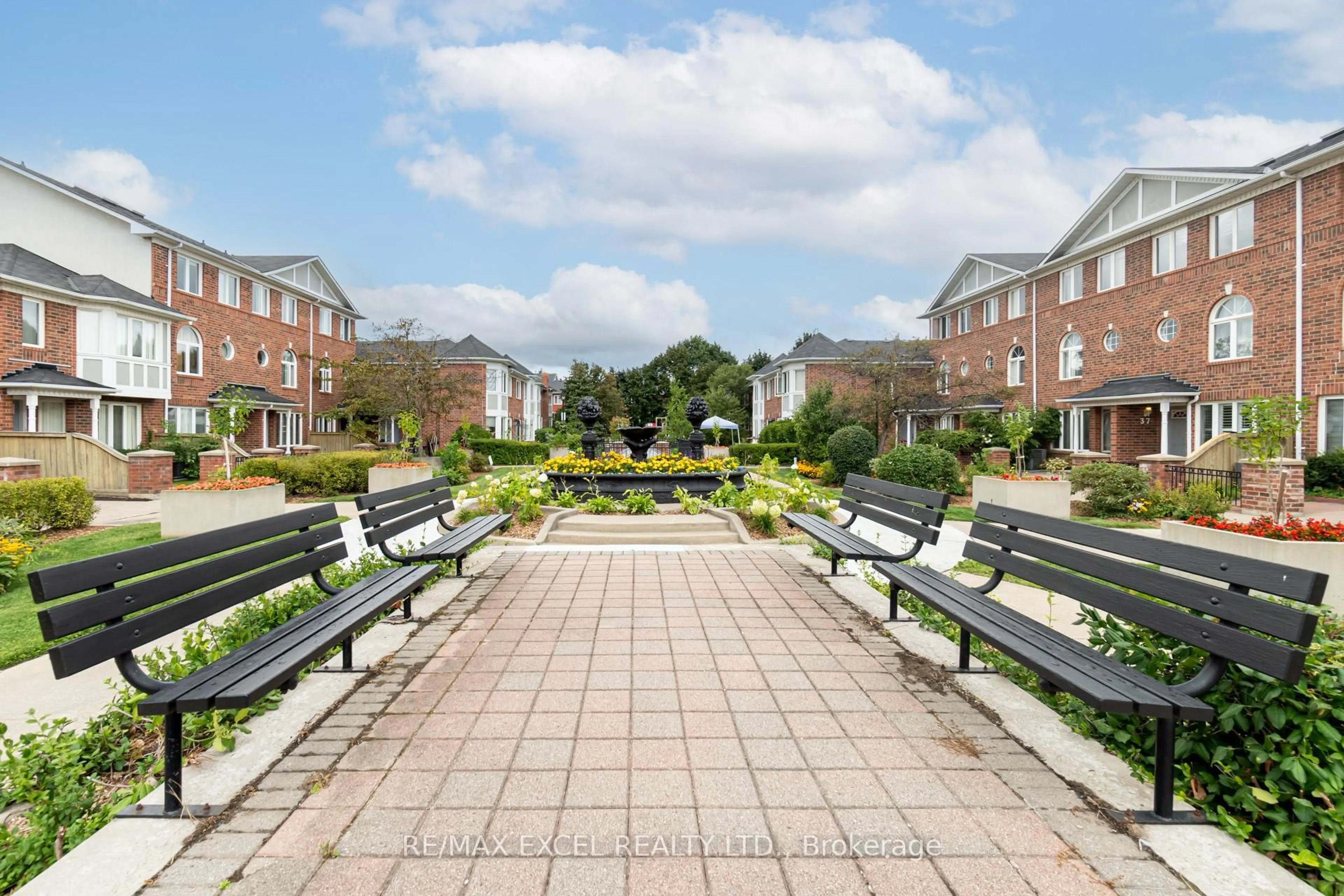 Patio, street for 18 Clark Ave #37, Vaughan Ontario L4J 8H1