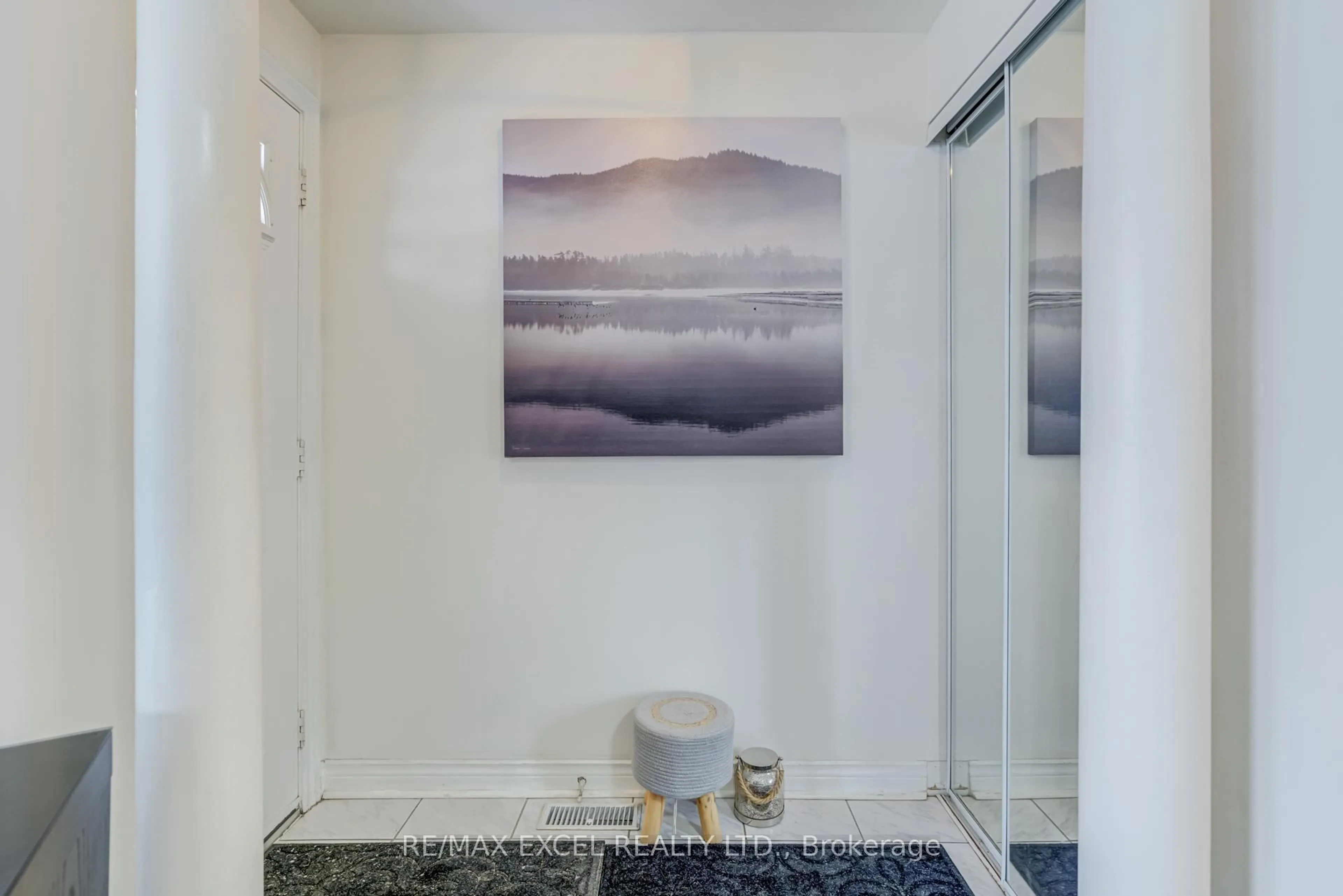 Indoor entryway for 18 Clark Ave #37, Vaughan Ontario L4J 8H1