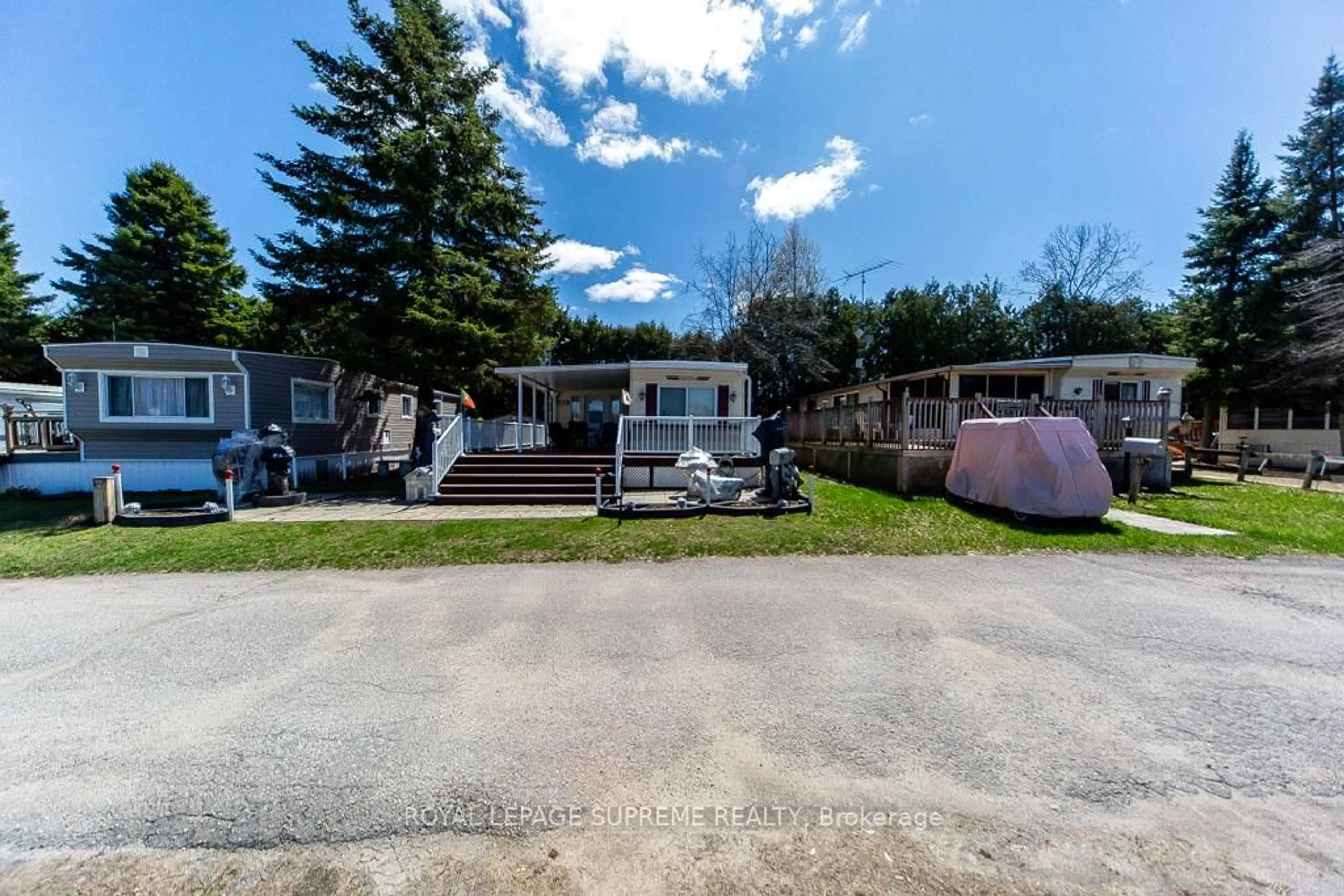 A pic from outside/outdoor area/front of a property/back of a property/a pic from drone, unknown for 285 Crydermans Rd #333, Georgina Ontario L0E 1A0