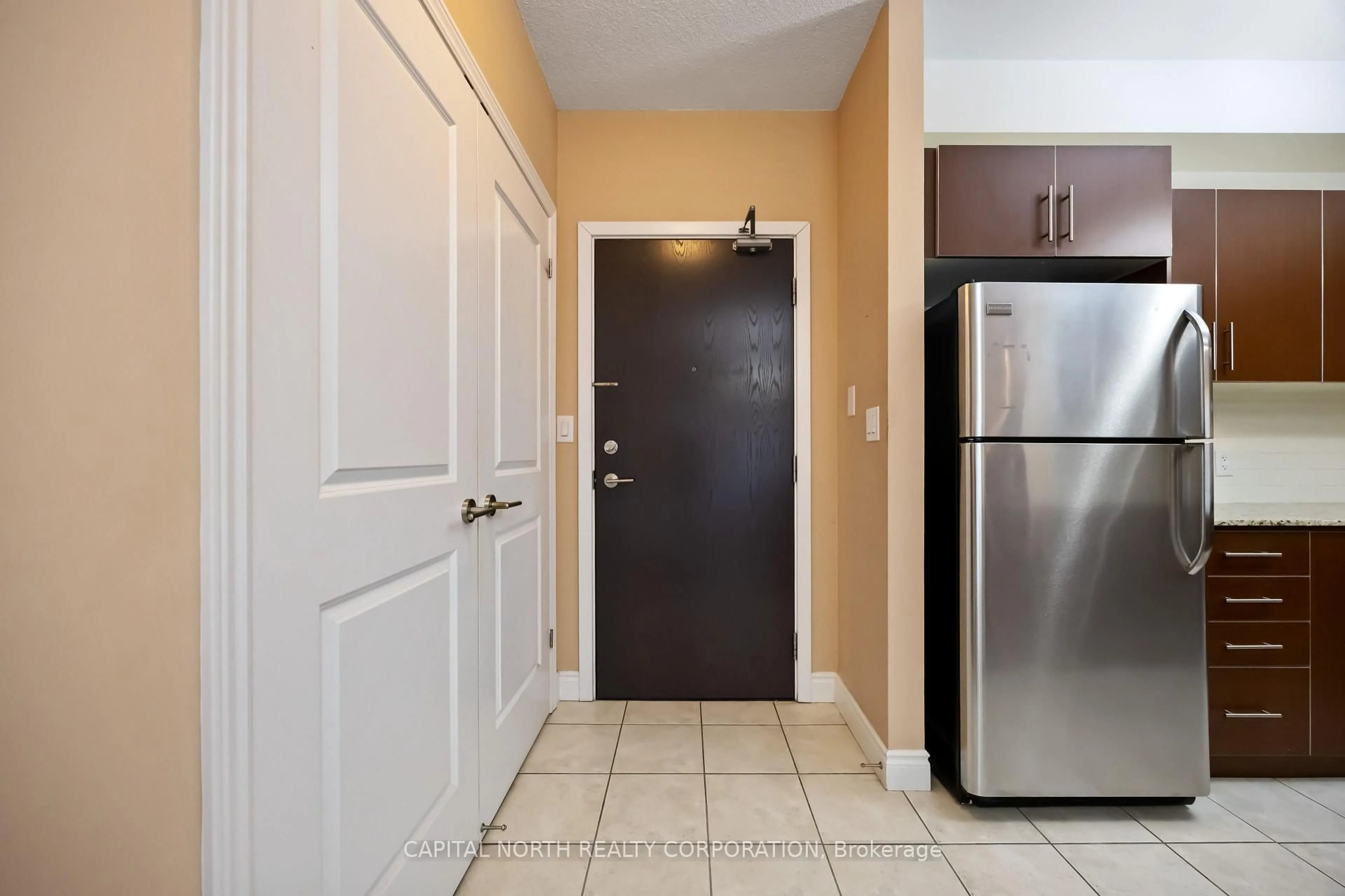 Indoor entryway for 281 Woodbridge Ave #242, Vaughan Ontario L4L 0C6