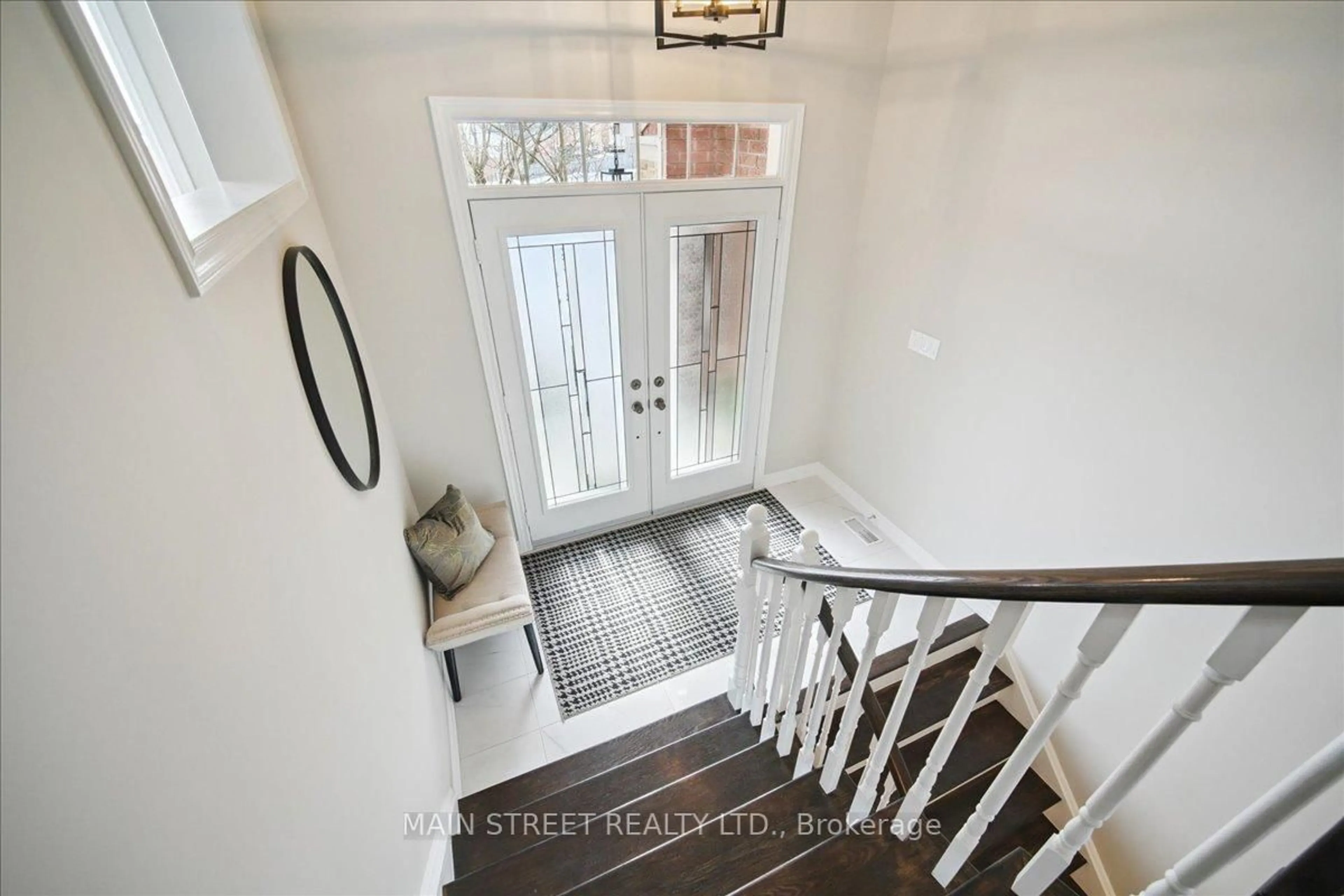 Indoor entryway for 38 Carriage House Crt, Richmond Hill Ontario L4E 4V3