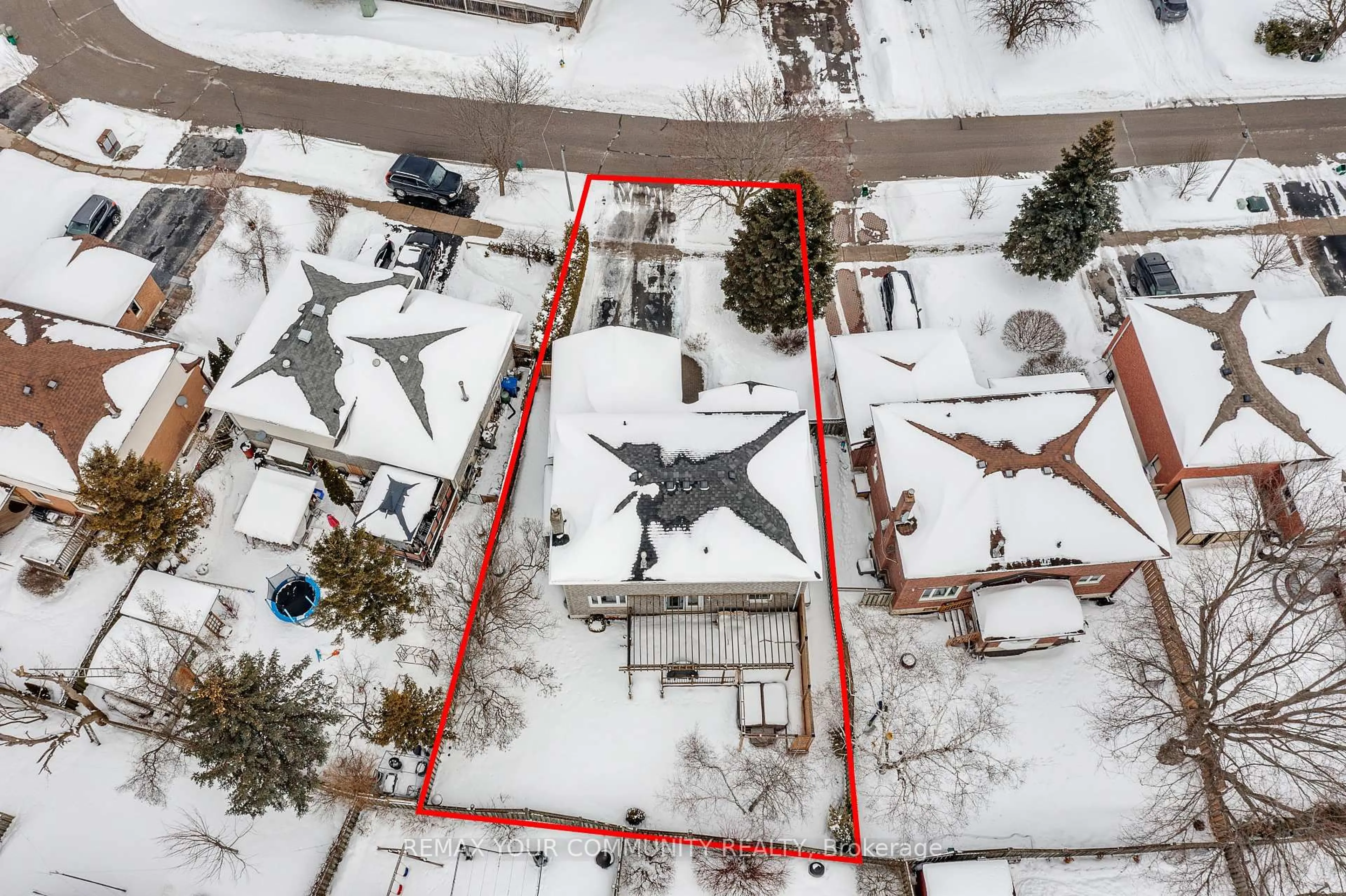 A pic from outside/outdoor area/front of a property/back of a property/a pic from drone, unknown for 28 Camrose Dr, Georgina Ontario L4P 3L6