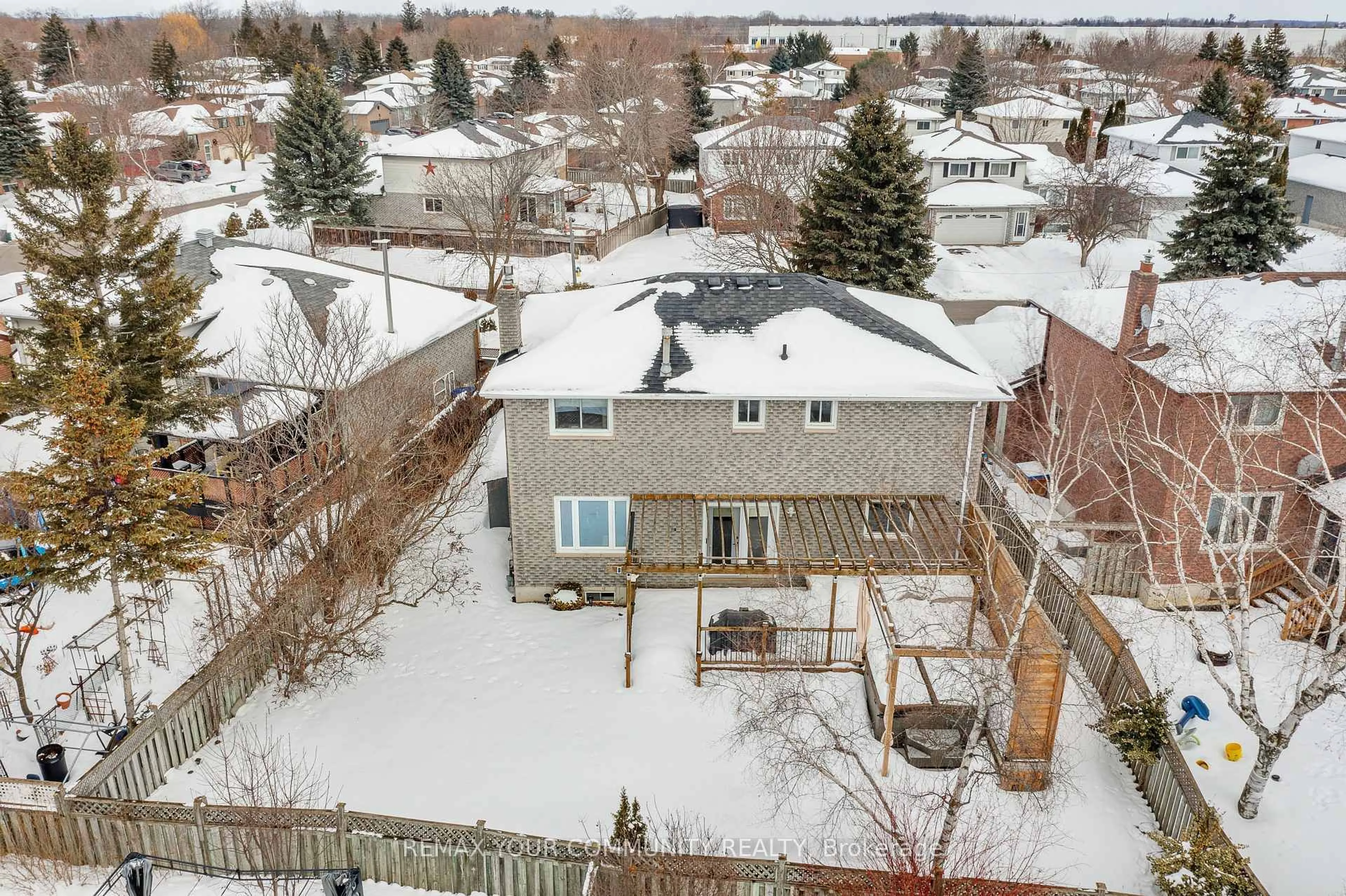 A pic from outside/outdoor area/front of a property/back of a property/a pic from drone, street for 28 Camrose Dr, Georgina Ontario L4P 3L6