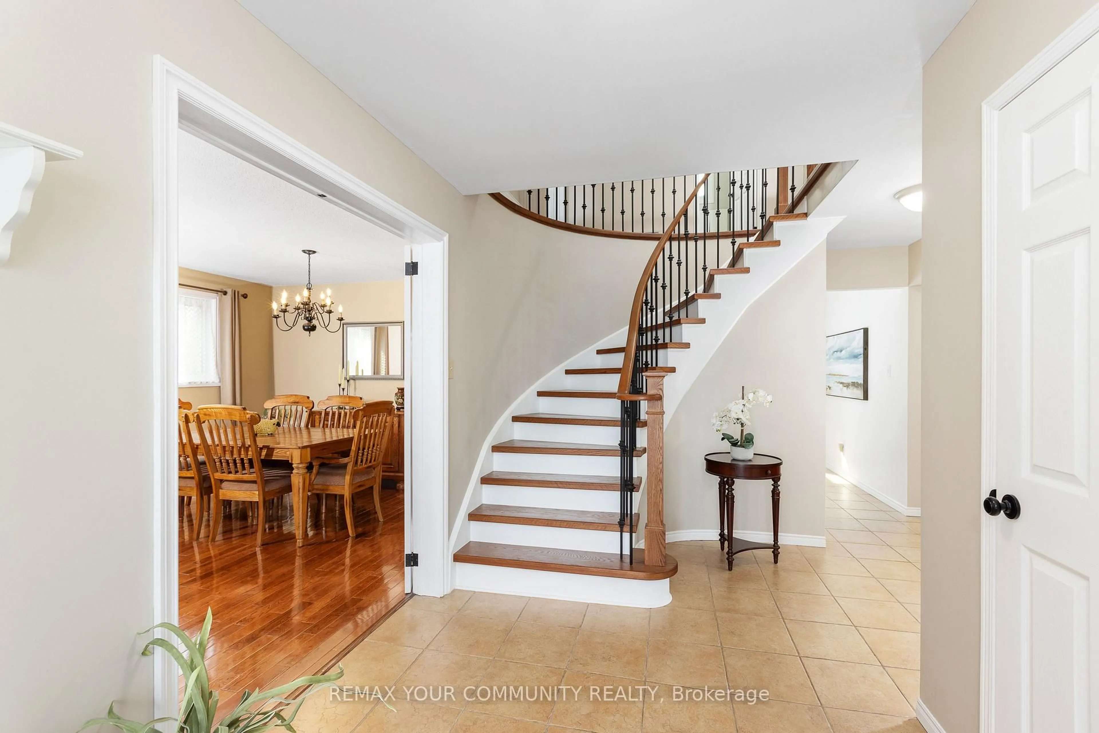 Indoor foyer for 28 Camrose Dr, Georgina Ontario L4P 3L6