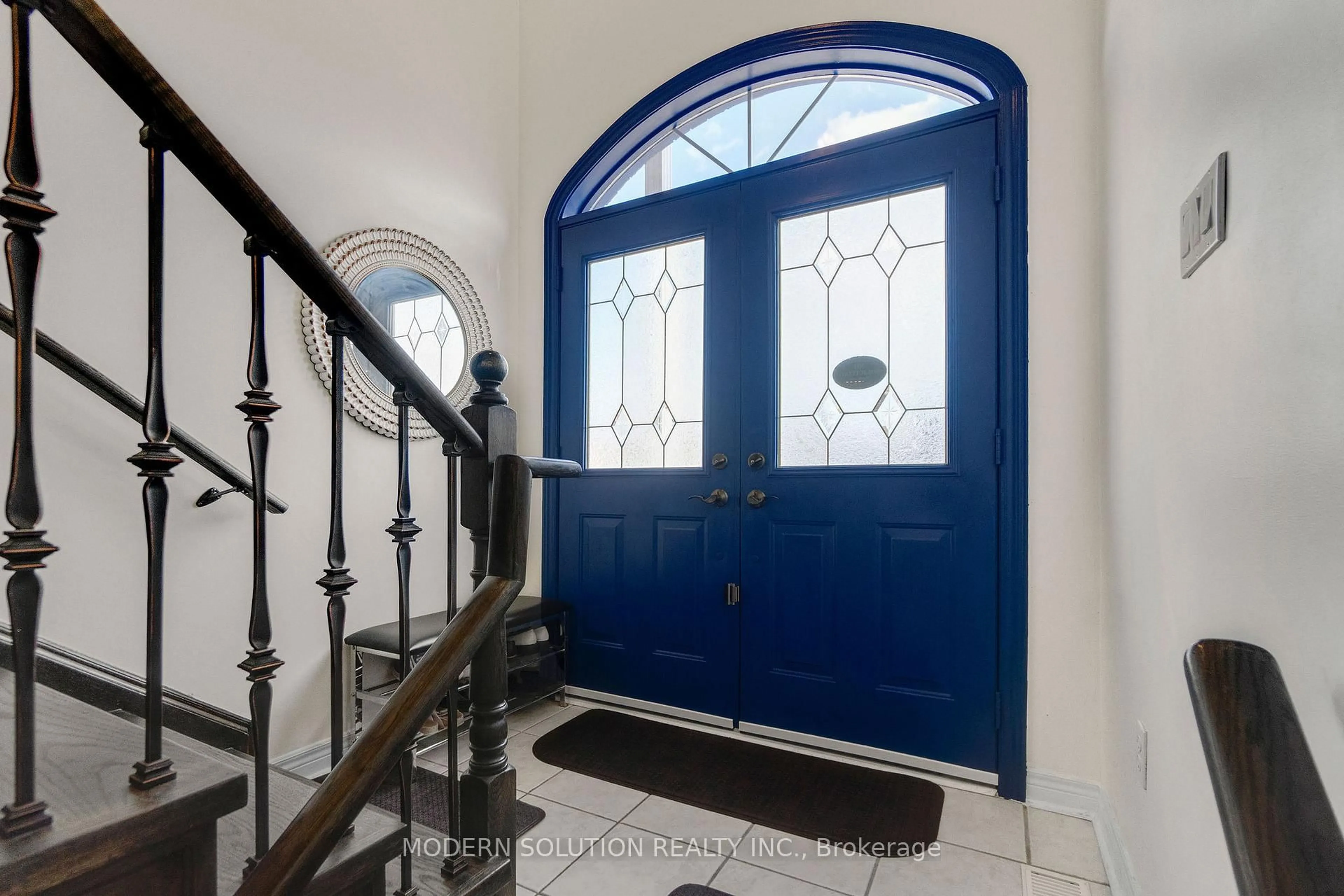 Indoor entryway for 119 Blackthorn Dr, Vaughan Ontario L6A 3N2