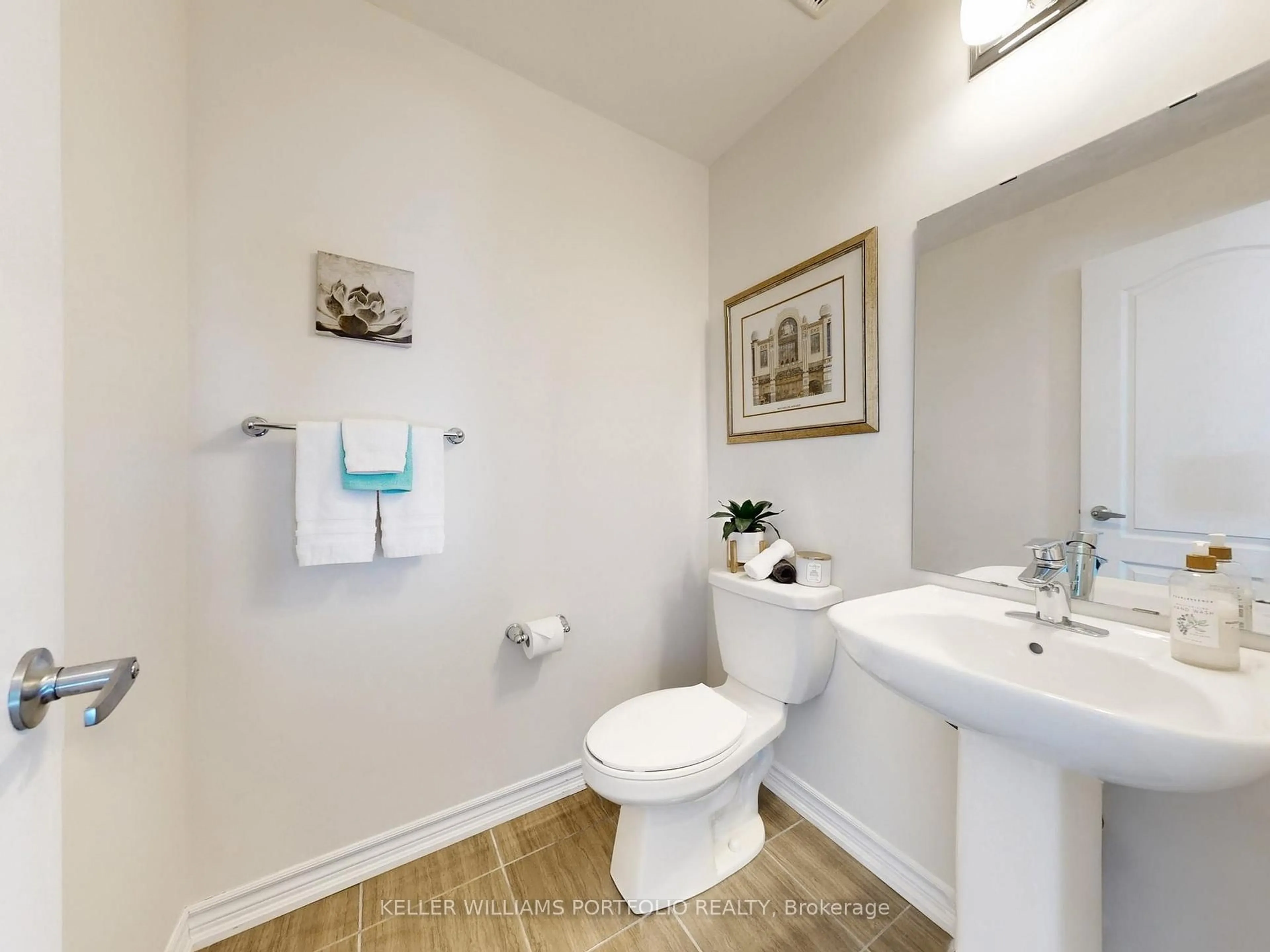 Standard bathroom, ceramic/tile floor for 53 Blackpool Lane, East Gwillimbury Ontario L9N 0R7