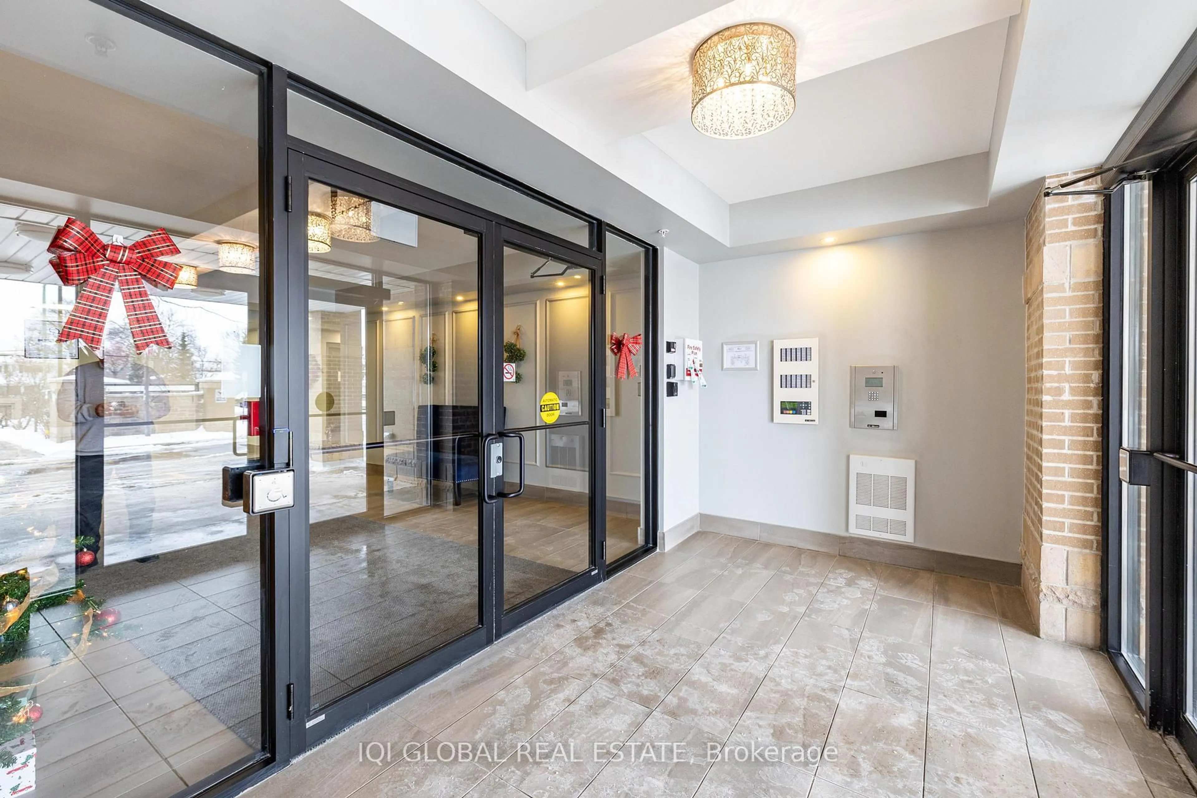 Indoor foyer for 481 Rupert Ave #2205, Whitchurch-Stouffville Ontario L4A 1Y7