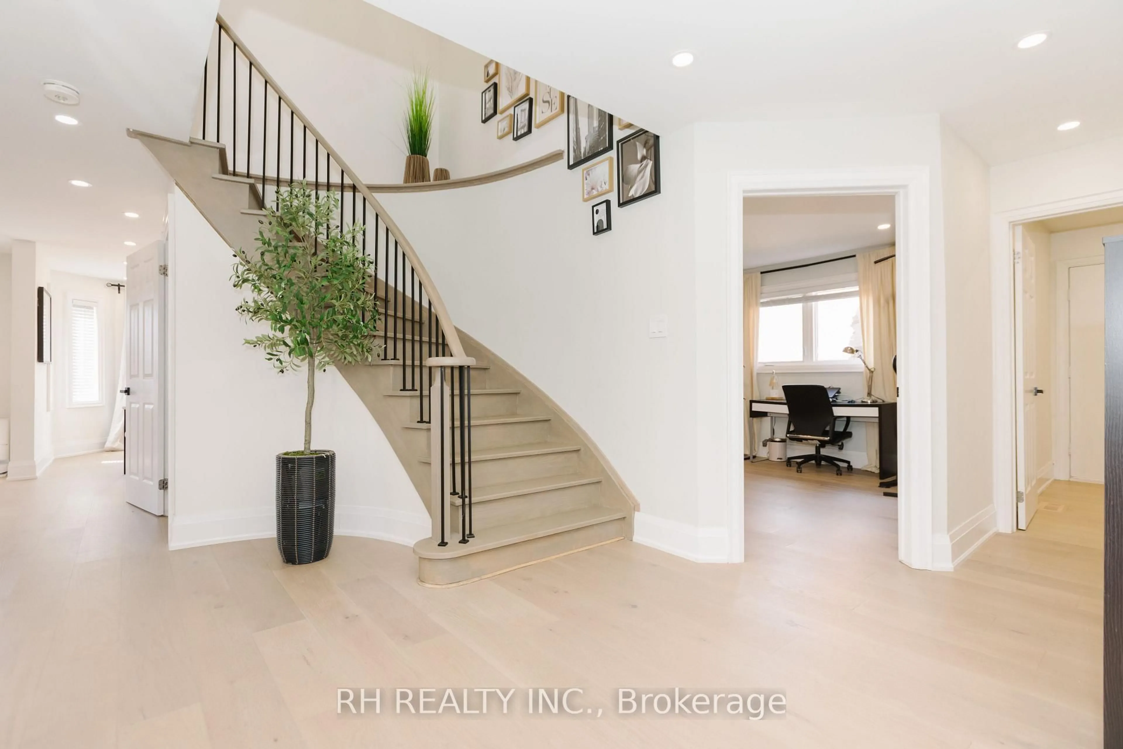 Indoor entryway for 85 Butterfield Cres, Vaughan Ontario L6A 1J4