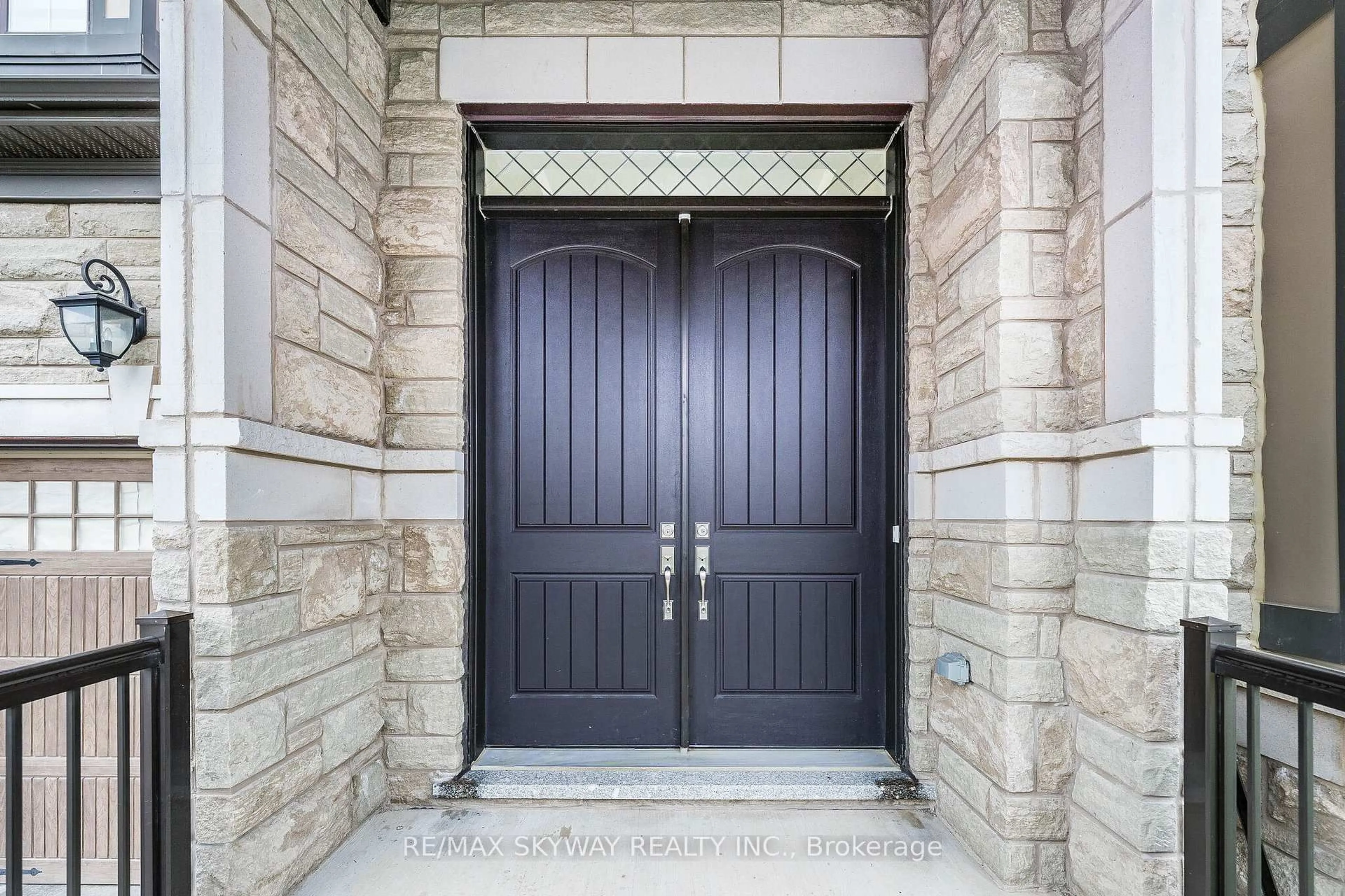Indoor entryway for 105 First Nations Tr, Vaughan Ontario L4H 4V9