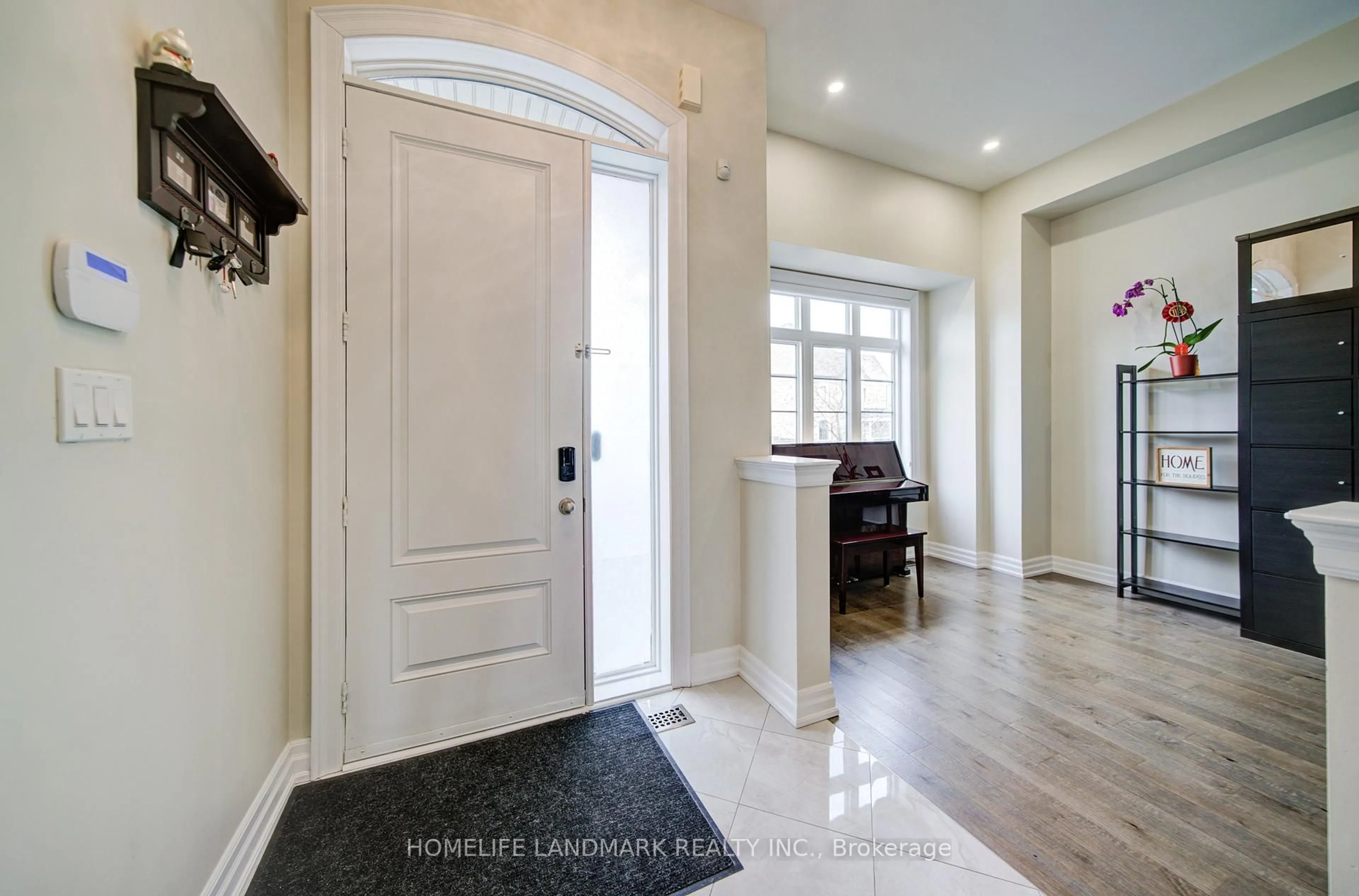 Indoor entryway for 43 Mike Boshevski Crt, Aurora Ontario L4G 3G7