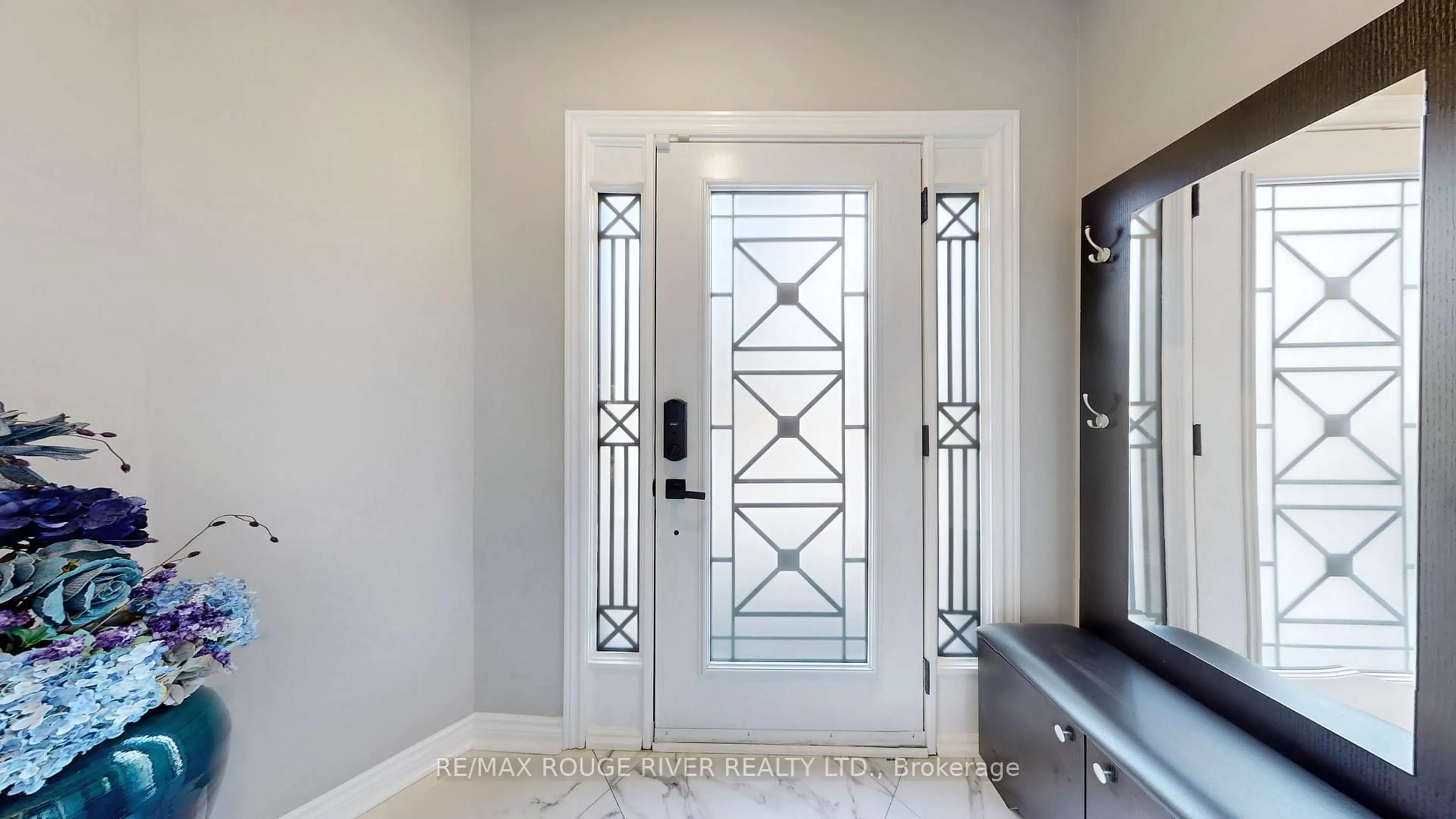 Indoor entryway for 32 Dalmato Crt, Vaughan Ontario L4L 8X7