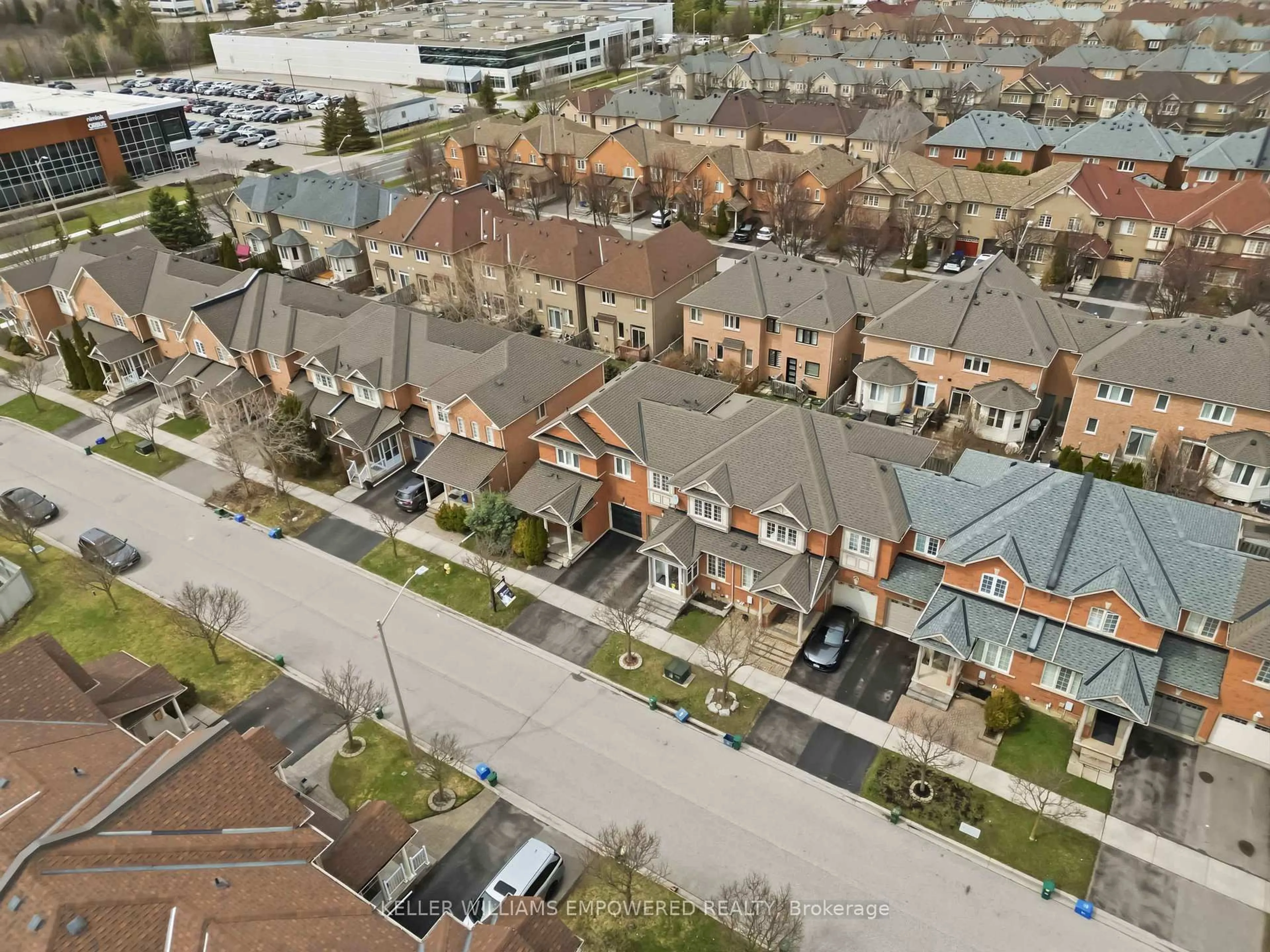 A pic from outside/outdoor area/front of a property/back of a property/a pic from drone, street for 121 Hopecrest Rd, Markham Ontario L6C 2V7