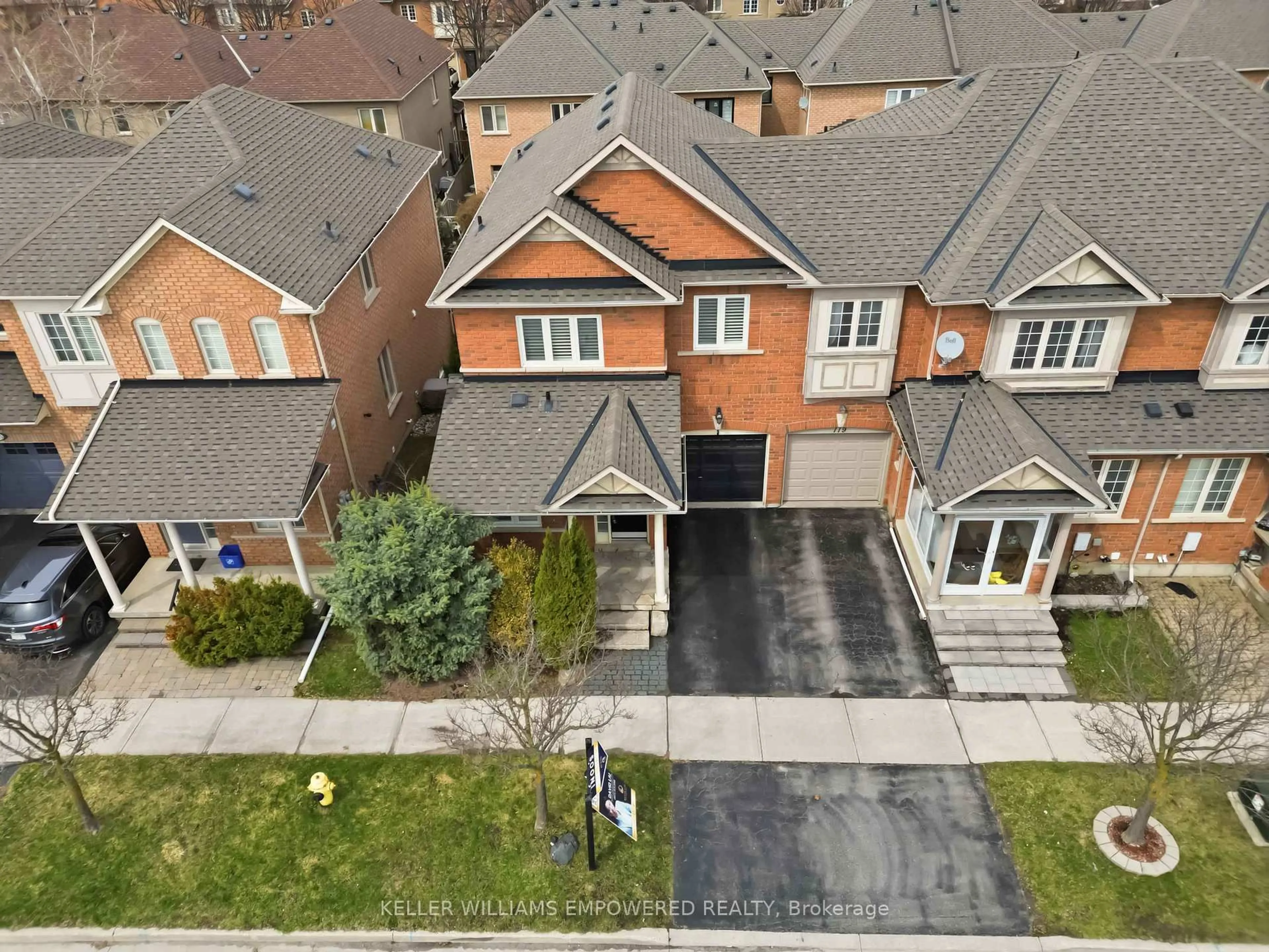 A pic from outside/outdoor area/front of a property/back of a property/a pic from drone, street for 121 Hopecrest Rd, Markham Ontario L6C 2V7