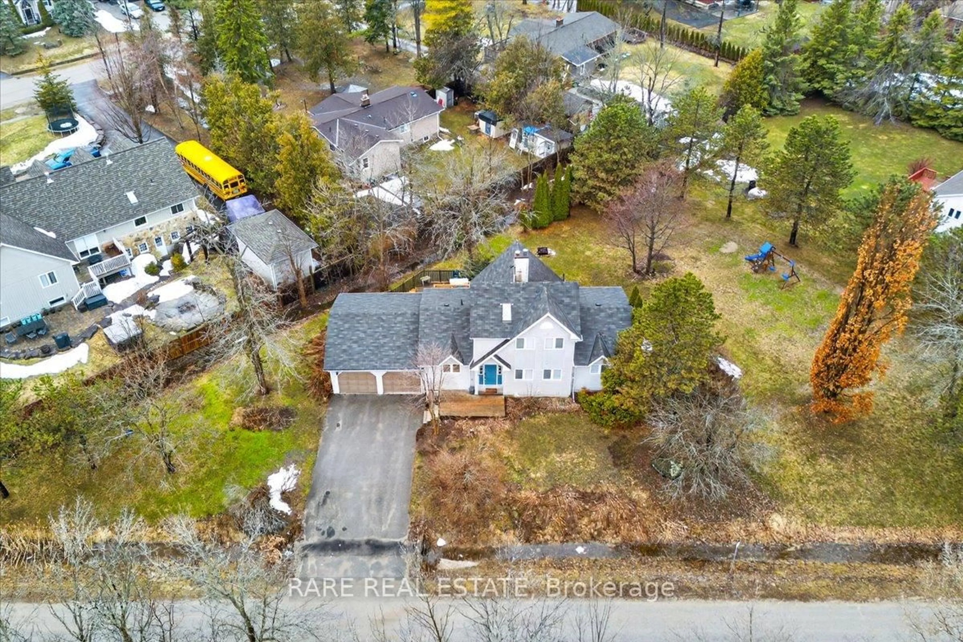 A pic from outside/outdoor area/front of a property/back of a property/a pic from drone, street for 3794 East St, Innisfil Ontario L9S 2L9