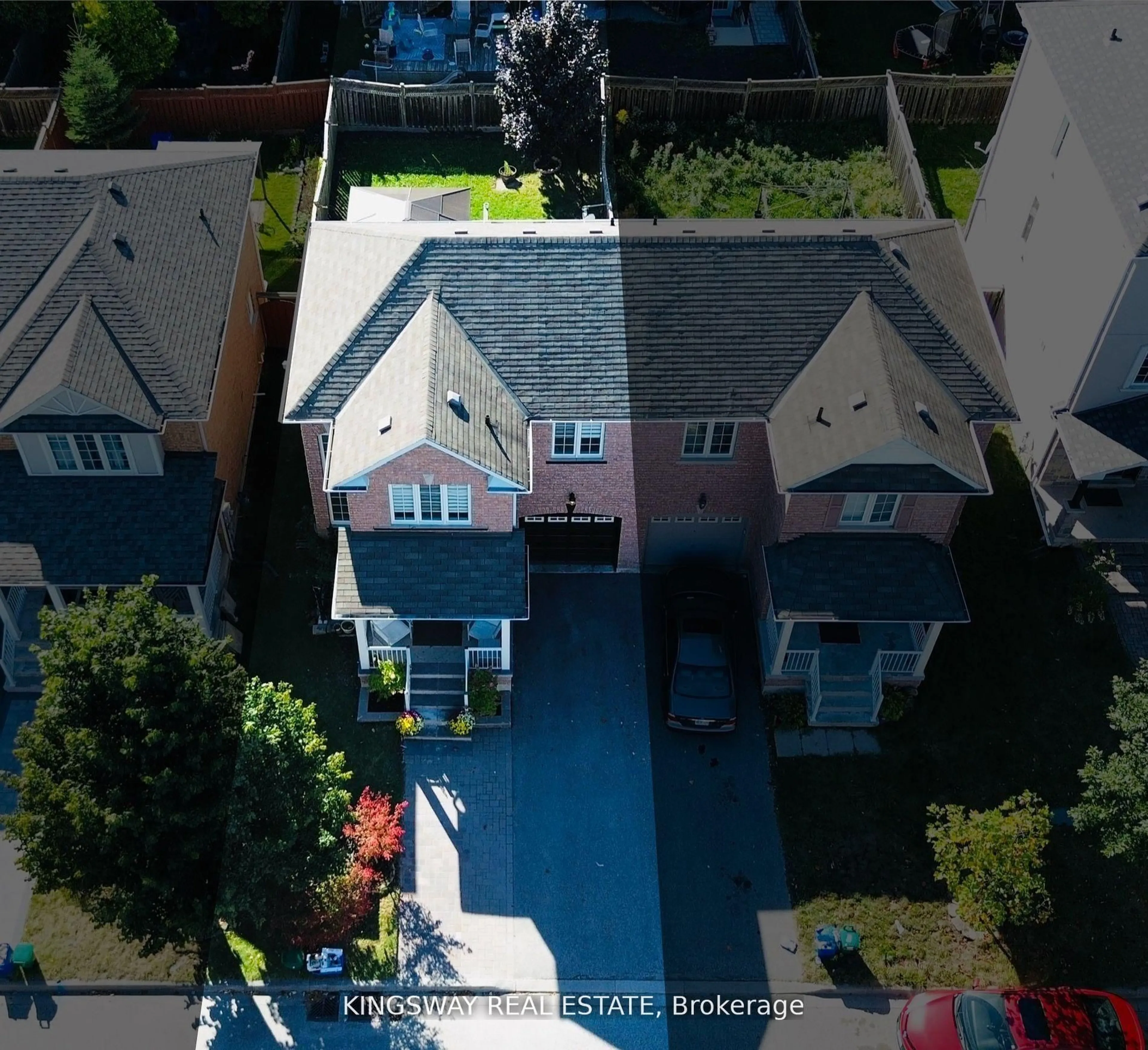 A pic from outside/outdoor area/front of a property/back of a property/a pic from drone, street for 164 Gail Parks Cres, Newmarket Ontario L3X 3C1