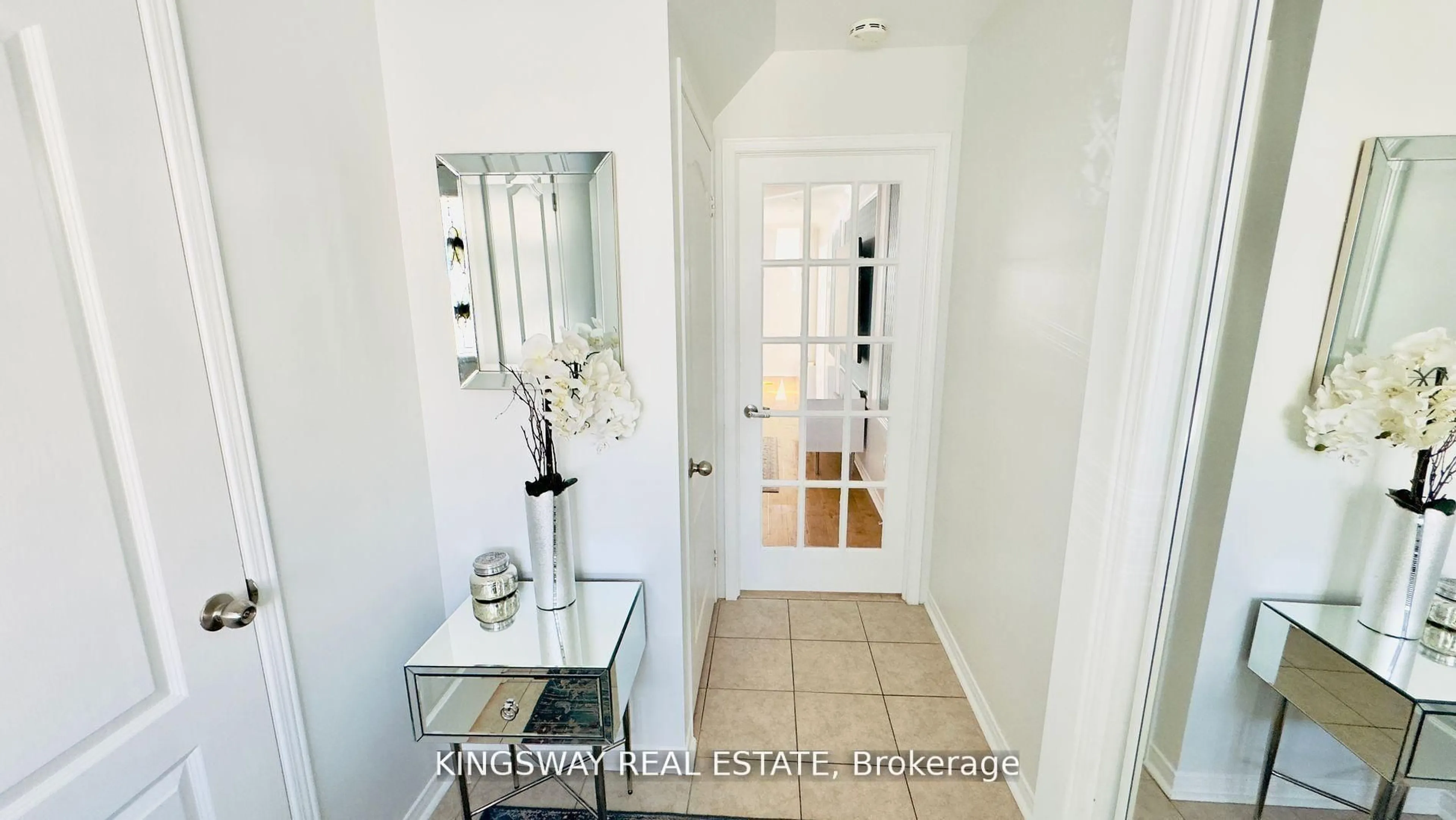 Indoor entryway for 164 Gail Parks Cres, Newmarket Ontario L3X 3C1