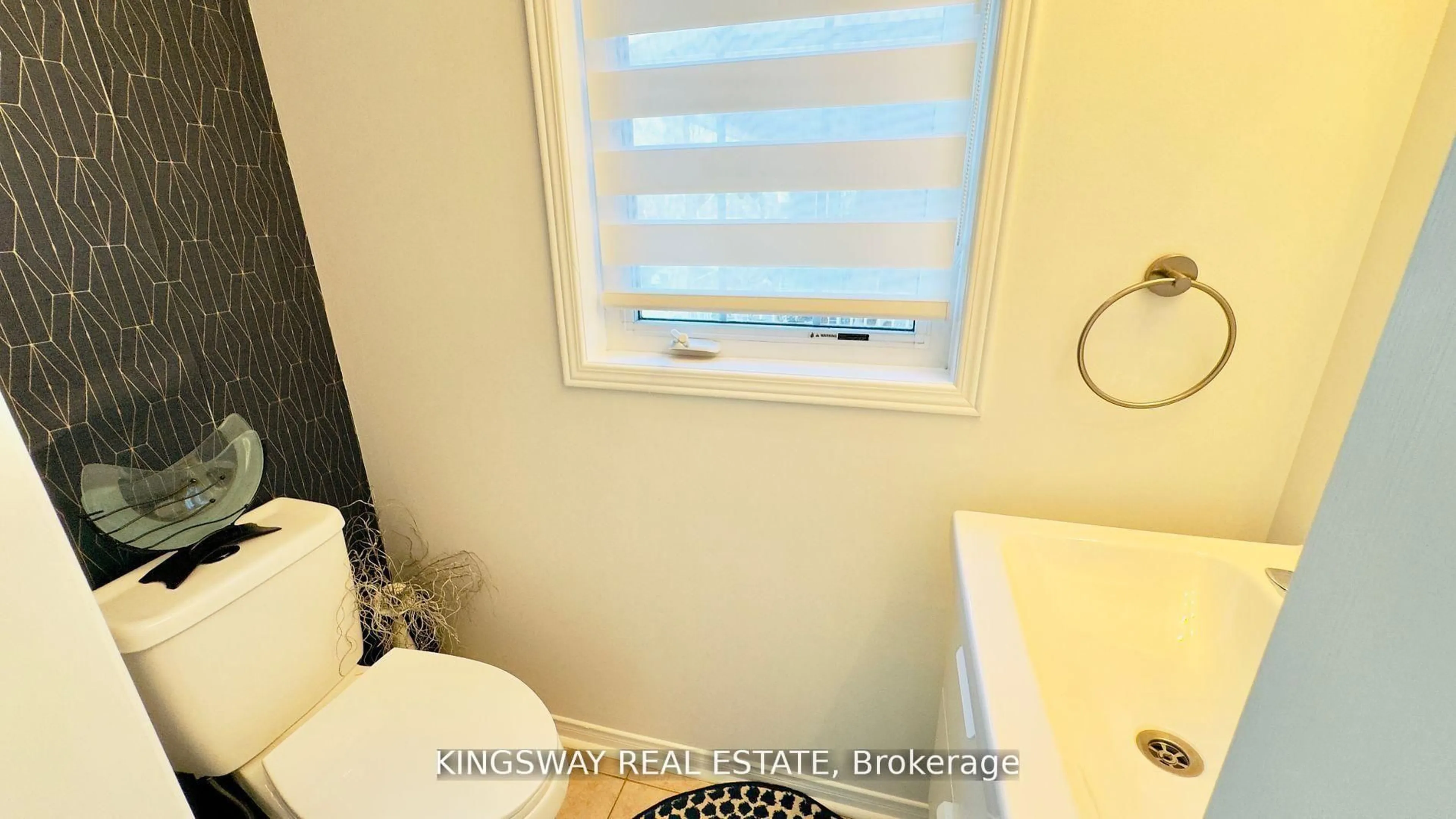 Standard bathroom, unknown for 164 Gail Parks Cres, Newmarket Ontario L3X 3C1