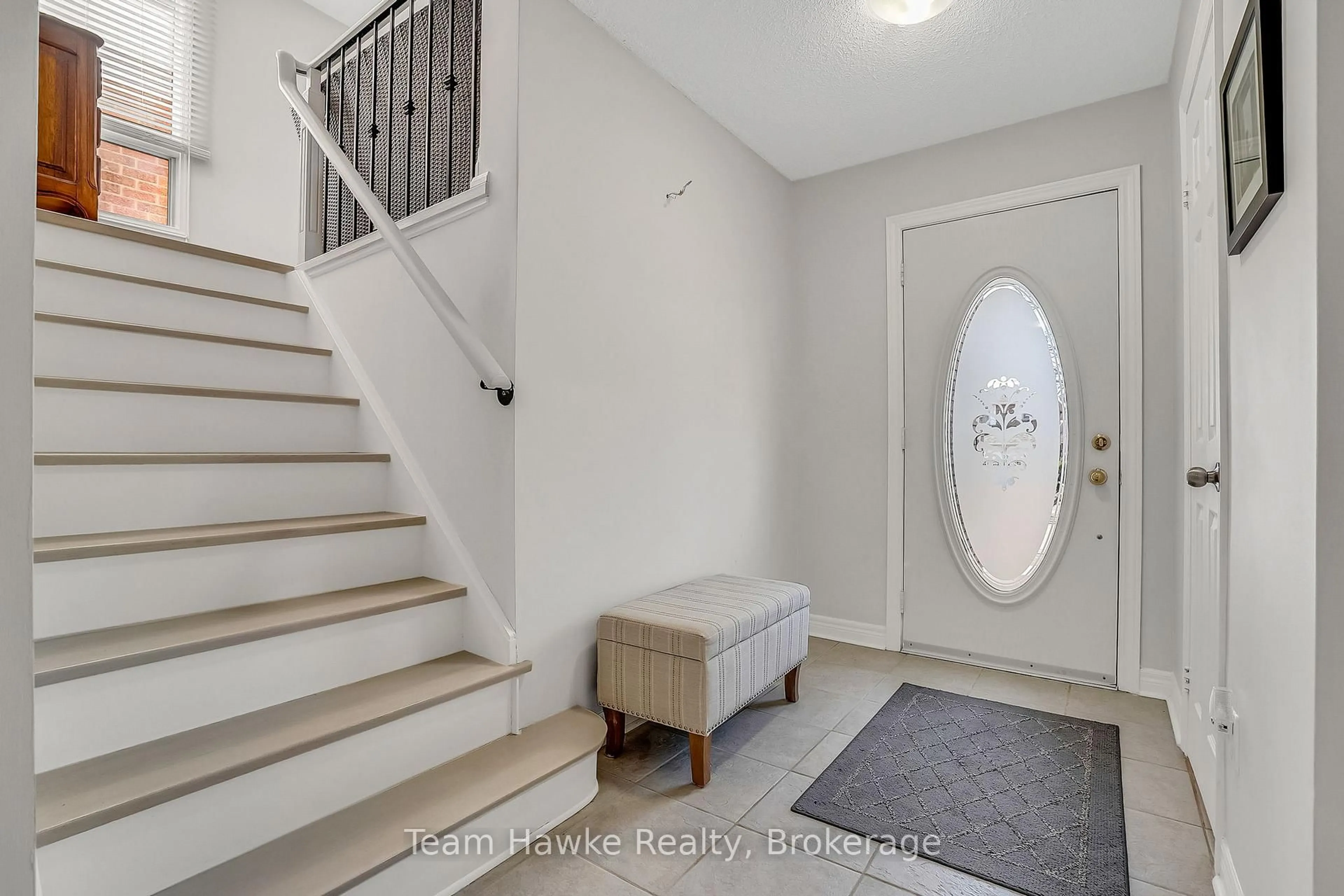 Indoor entryway for 15 White Blvd, Vaughan Ontario L4J 5Z4
