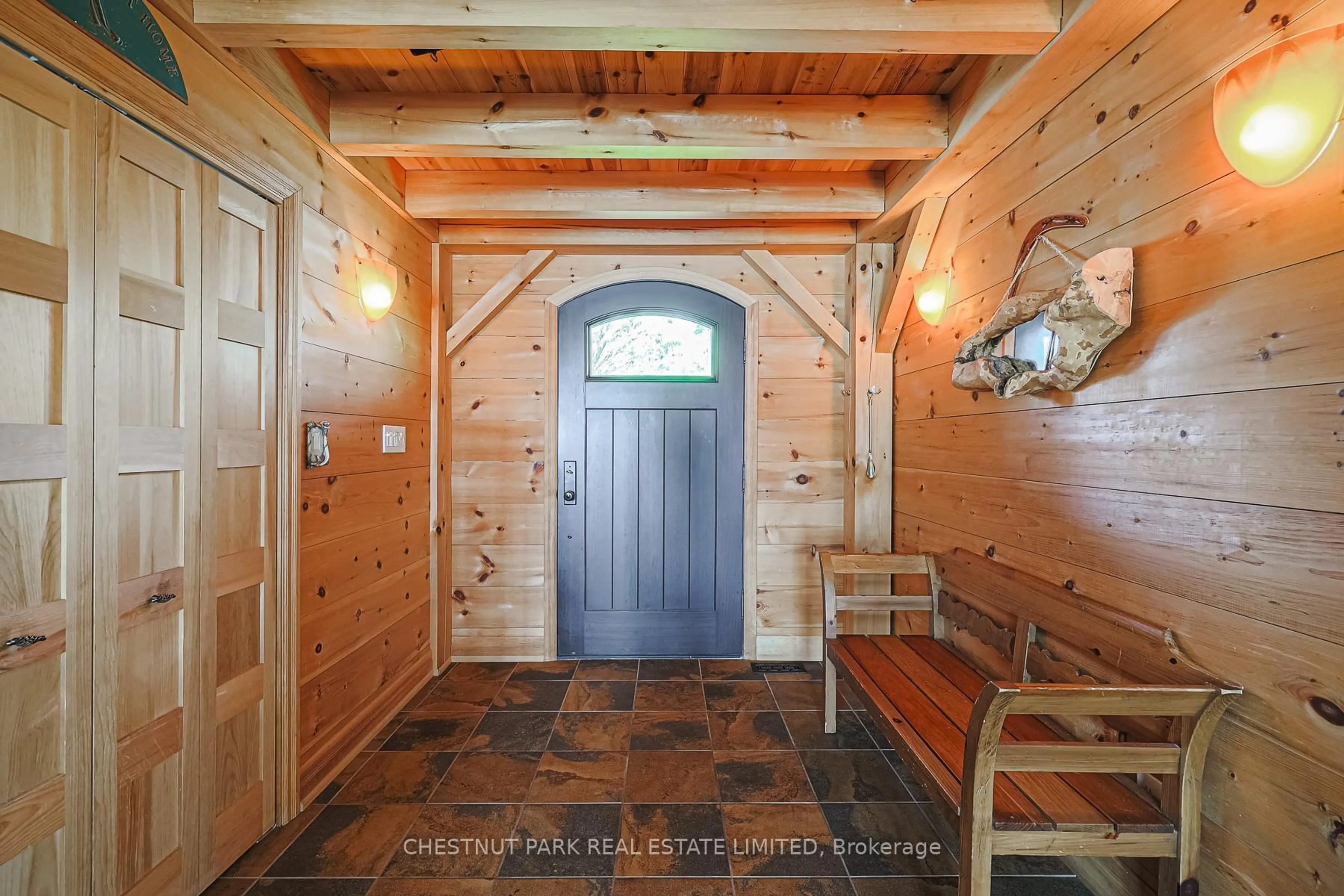 Indoor entryway for 3531 Crescent Harbour Rd, Innisfil Ontario L9S 2Y7