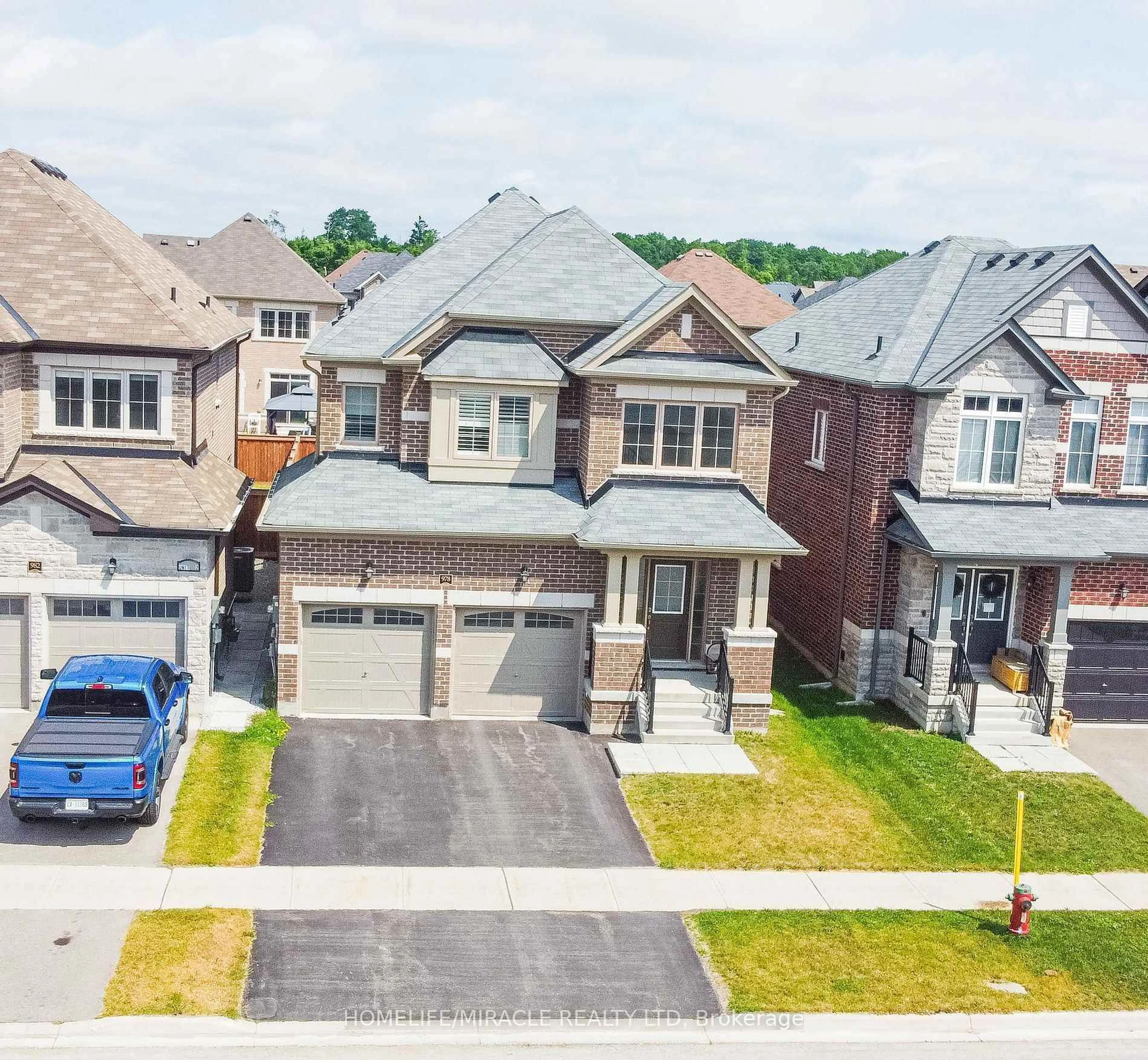 A pic from outside/outdoor area/front of a property/back of a property/a pic from drone, street for 978 Barton Way, Innisfil Ontario L9S 0N5