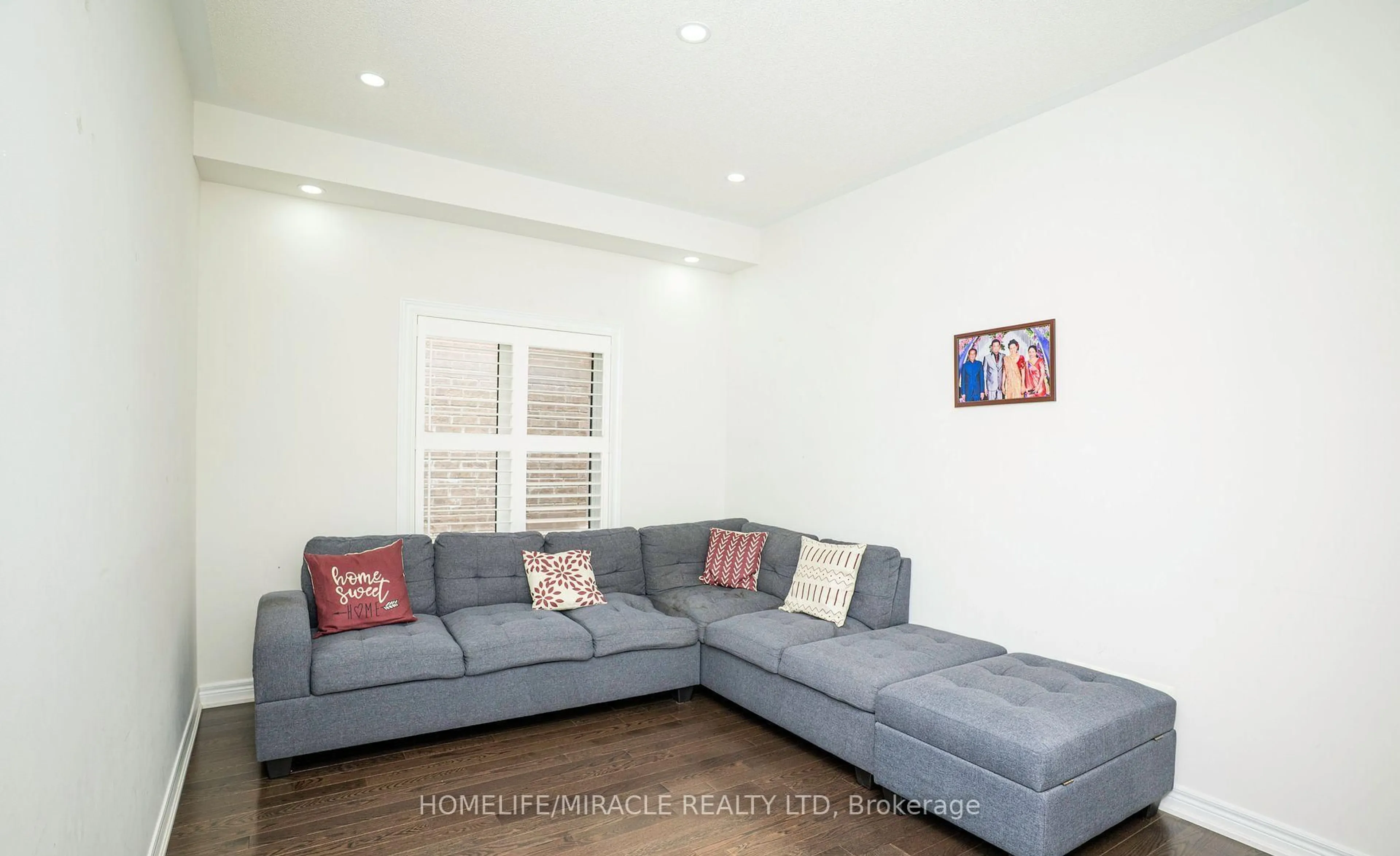 Living room with furniture, wood/laminate floor for 978 Barton Way, Innisfil Ontario L9S 0N5