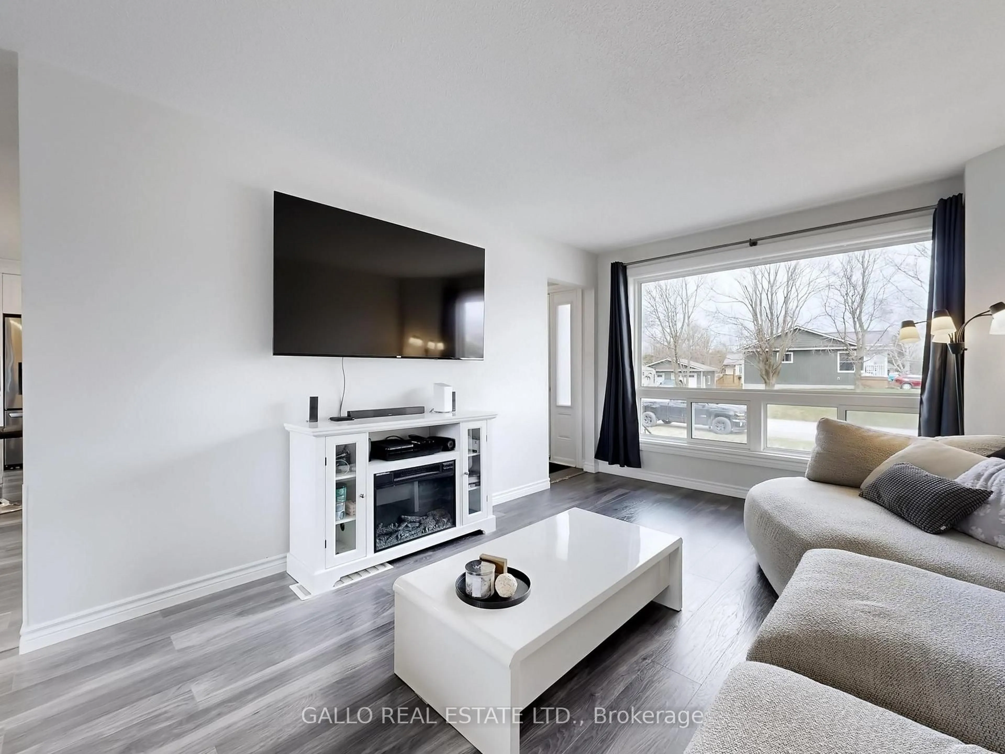 Living room with furniture, wood/laminate floor for 630 Highland Cres, Brock Ontario L0K 1A0