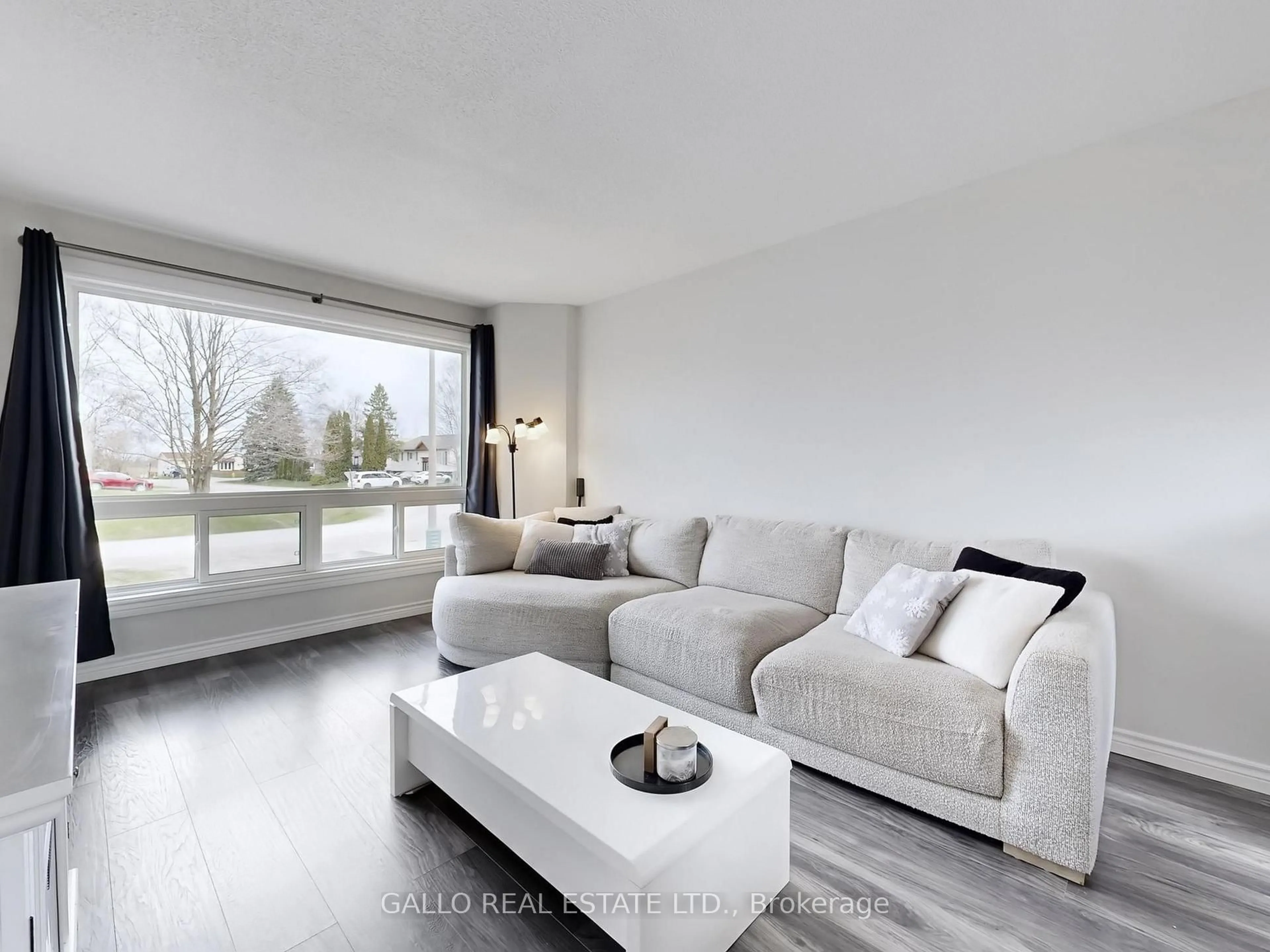 Living room with furniture, wood/laminate floor for 630 Highland Cres, Brock Ontario L0K 1A0