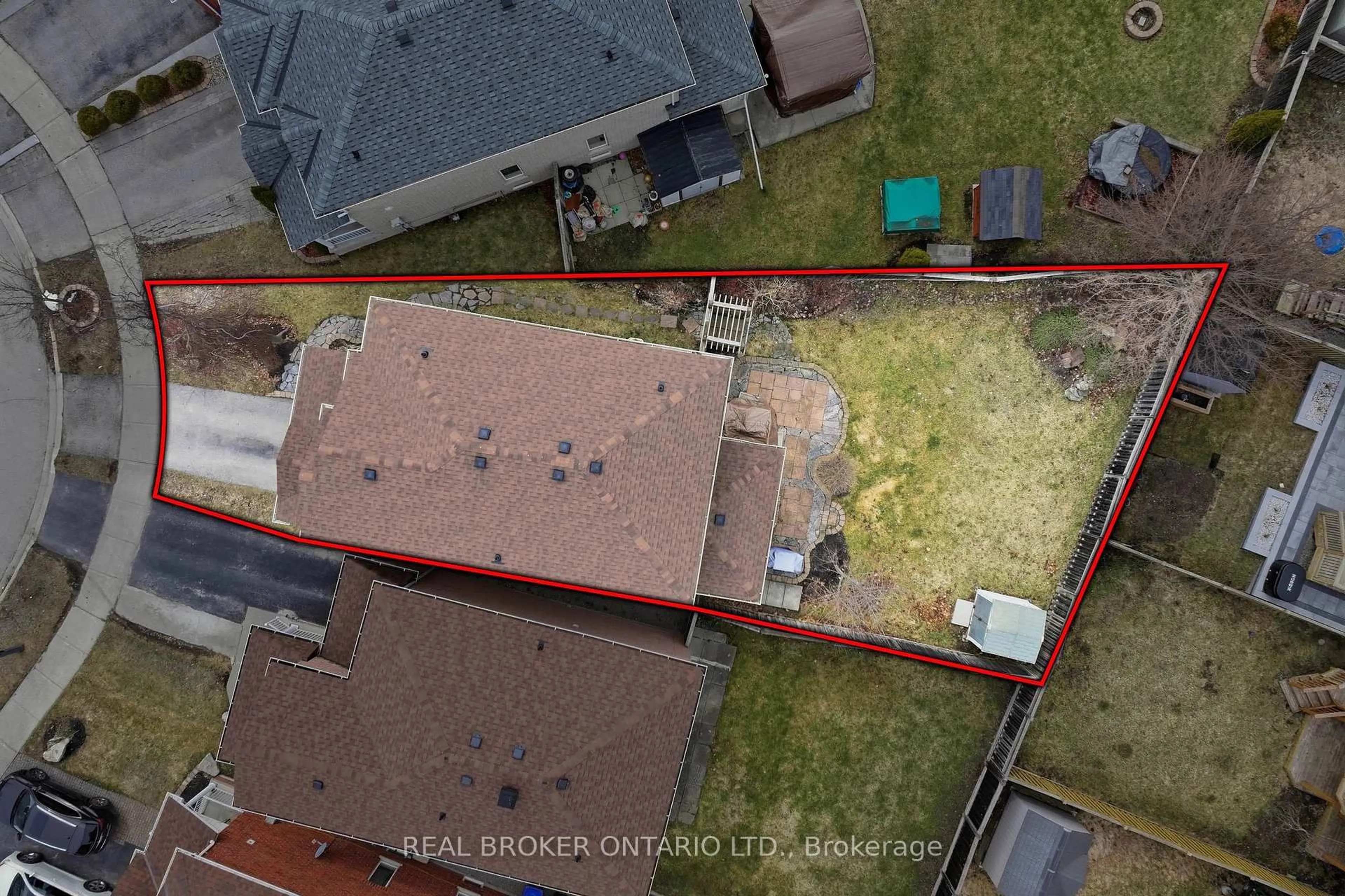 A pic from outside/outdoor area/front of a property/back of a property/a pic from drone, street for 55 Christina Cres, Bradford West Gwillimbury Ontario L3Z 0B1