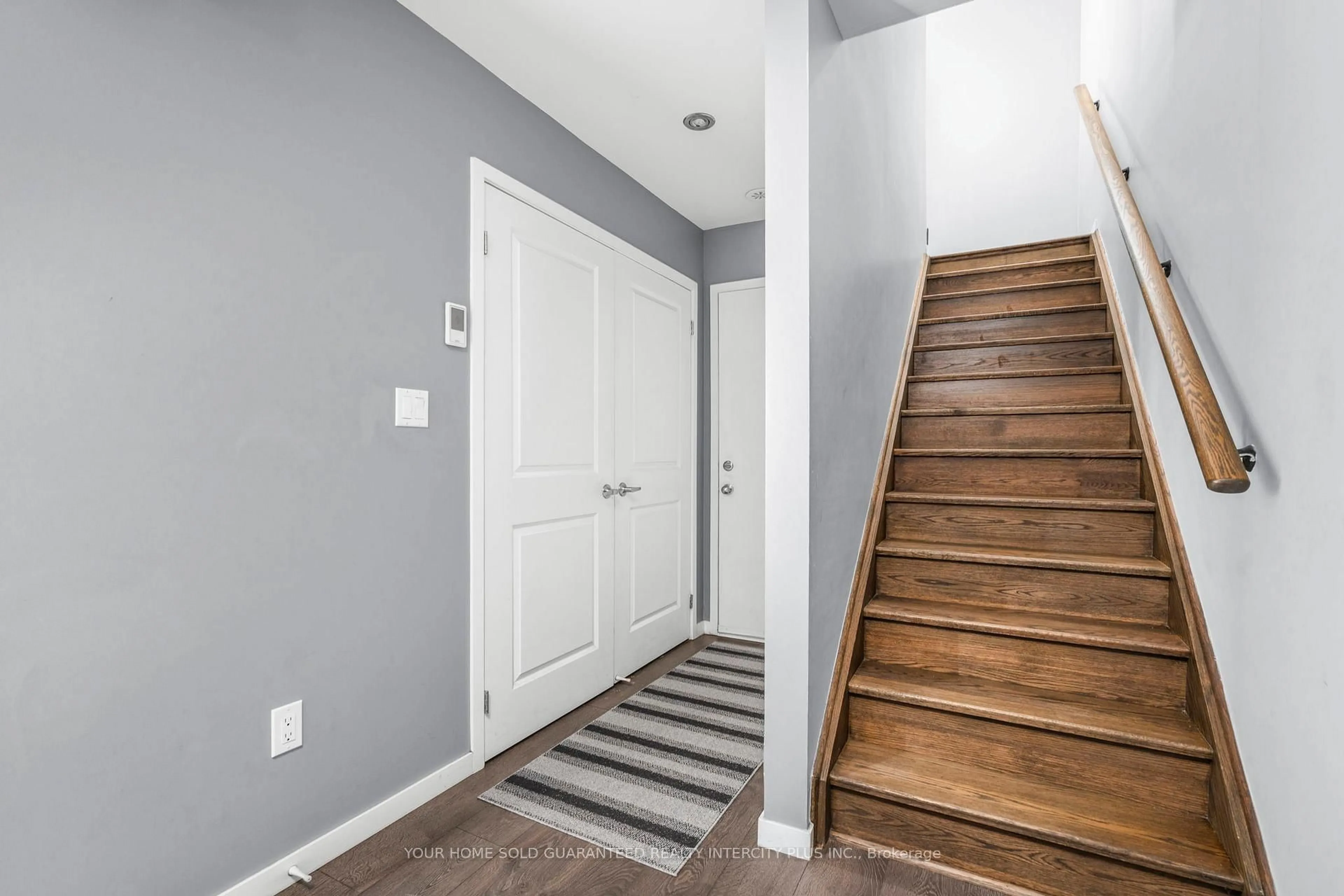 Indoor entryway for 3910 Major Mackenzie Dr, Vaughan Ontario L4H 4R2