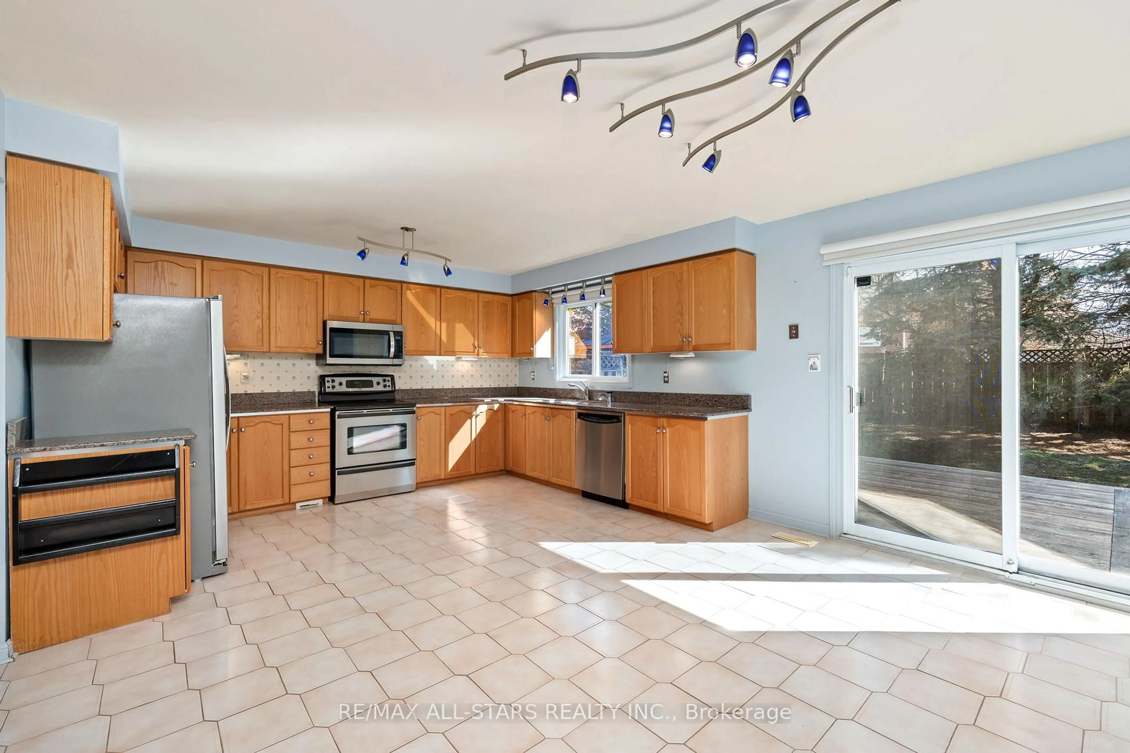 Open concept kitchen, ceramic/tile floor for 3 Bryant Rd, Markham Ontario L3P 5Y3