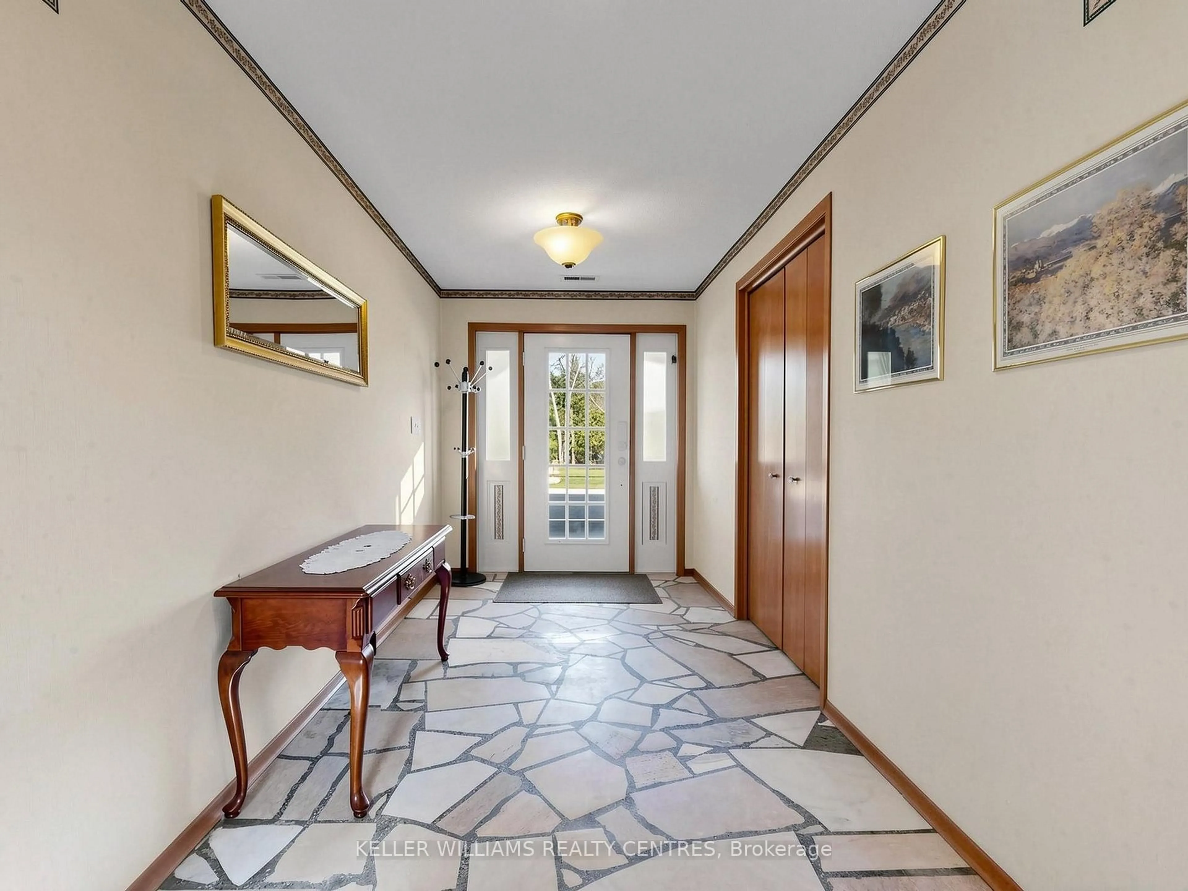 Indoor foyer for 13492 Highway 48 Highway, Whitchurch-Stouffville Ontario L4A 7X3