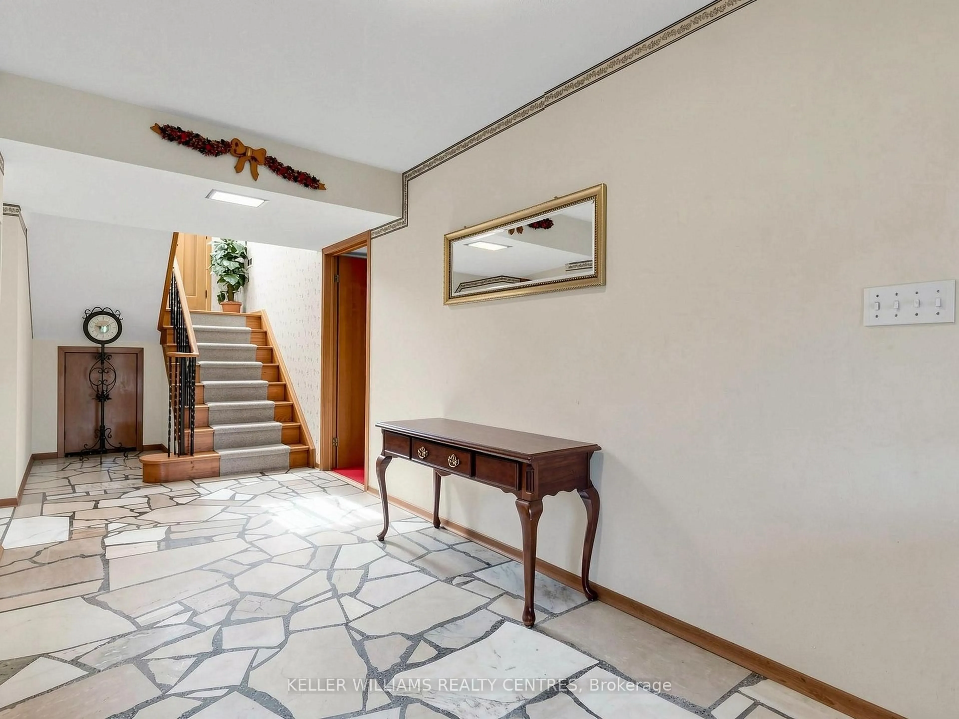 Indoor foyer for 13492 Highway 48 Highway, Whitchurch-Stouffville Ontario L4A 7X3