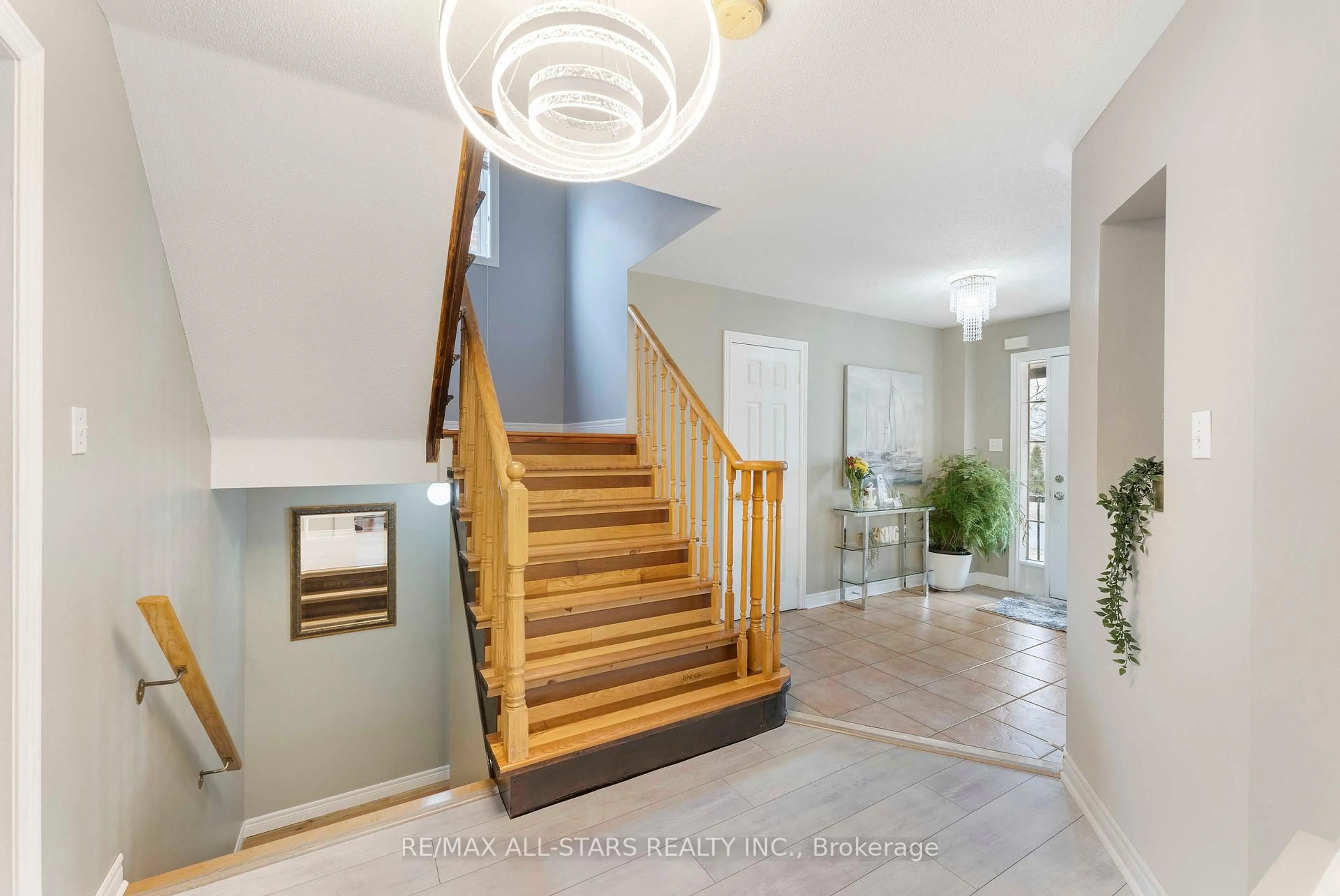 Indoor foyer for 18 Reddenhurst Cres, Georgina Ontario L4P 4G1