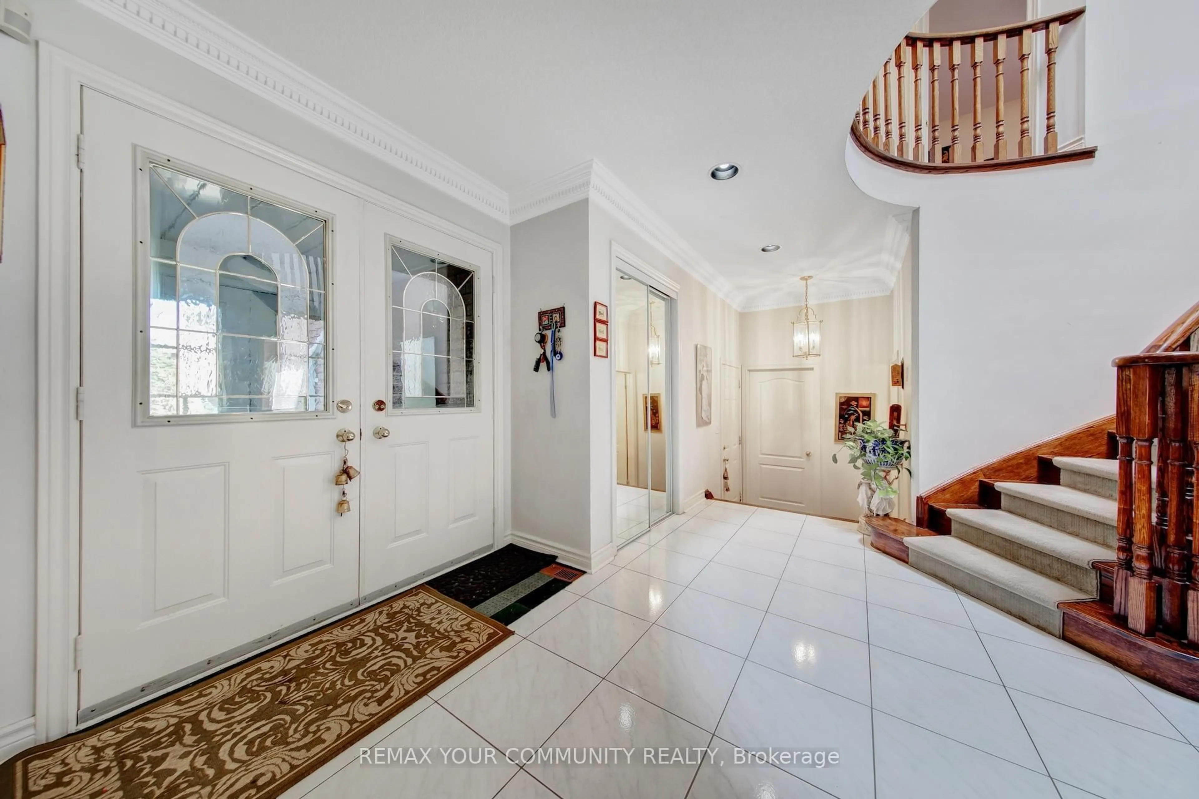 Indoor foyer for 34 Leicester Rd, Richmond Hill Ontario L4B 3V5