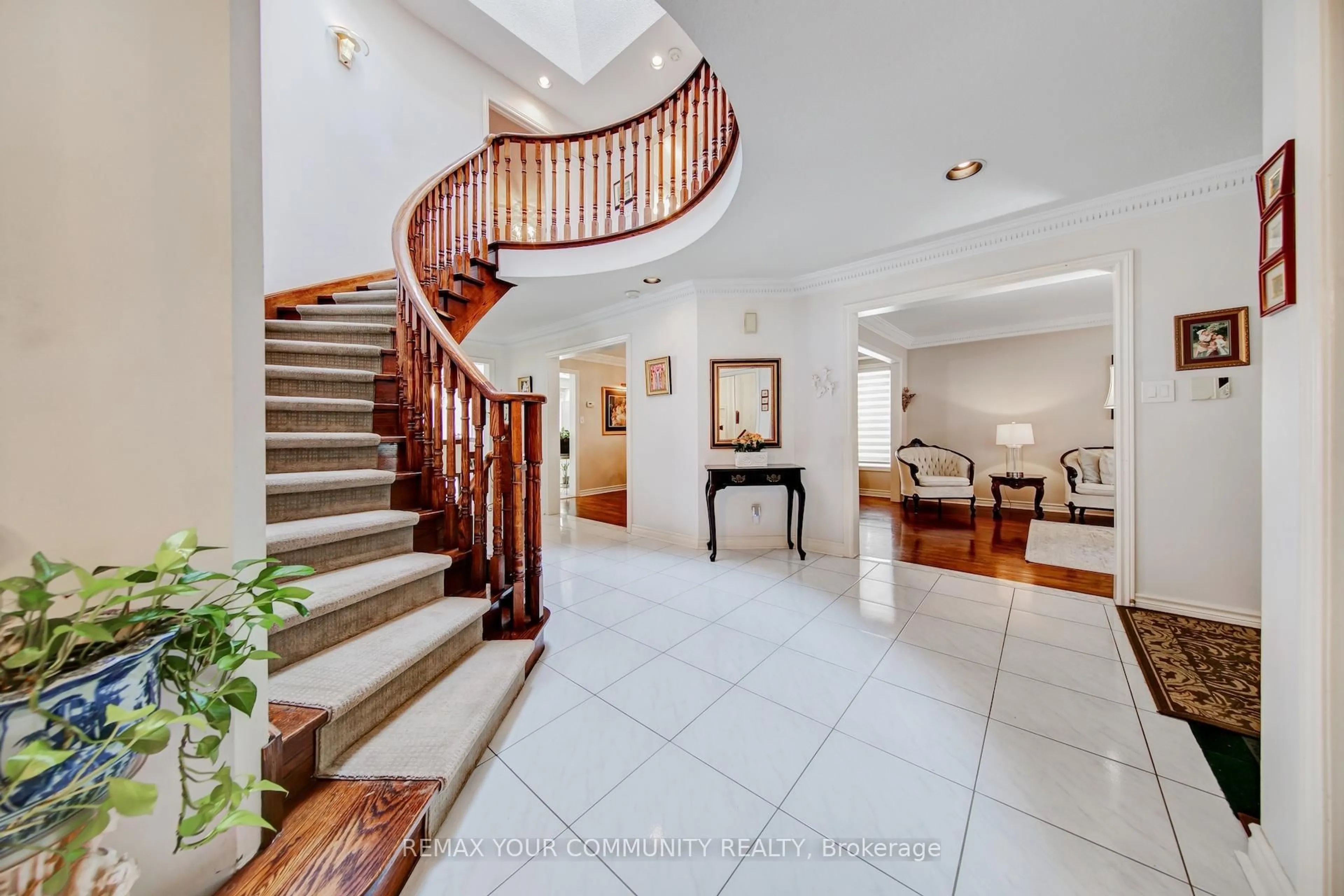 Indoor foyer for 34 Leicester Rd, Richmond Hill Ontario L4B 3V5