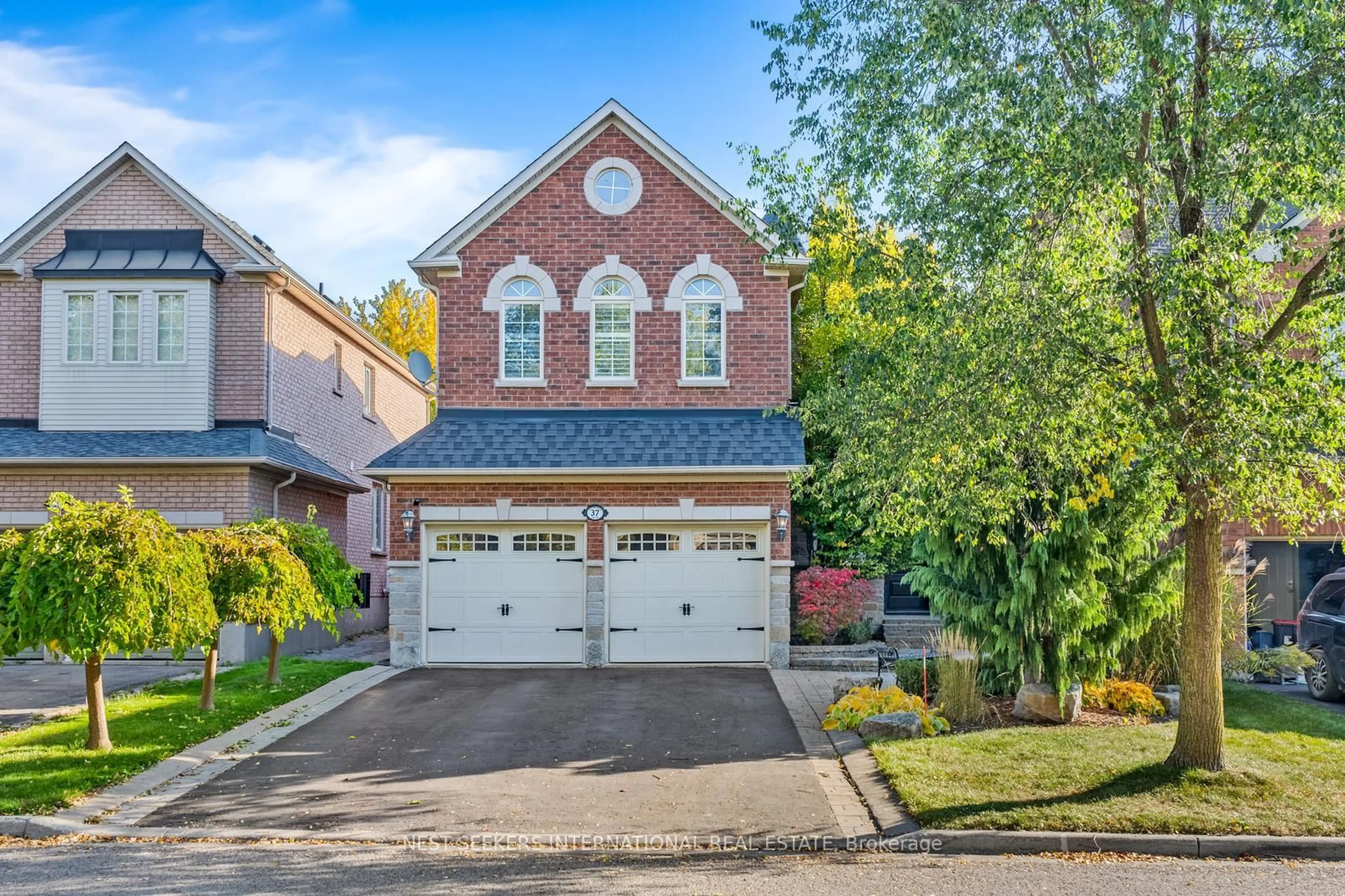 Home with brick exterior material, street for 37 RAVINE EDGE Dr, Richmond Hill Ontario L4E 4J3
