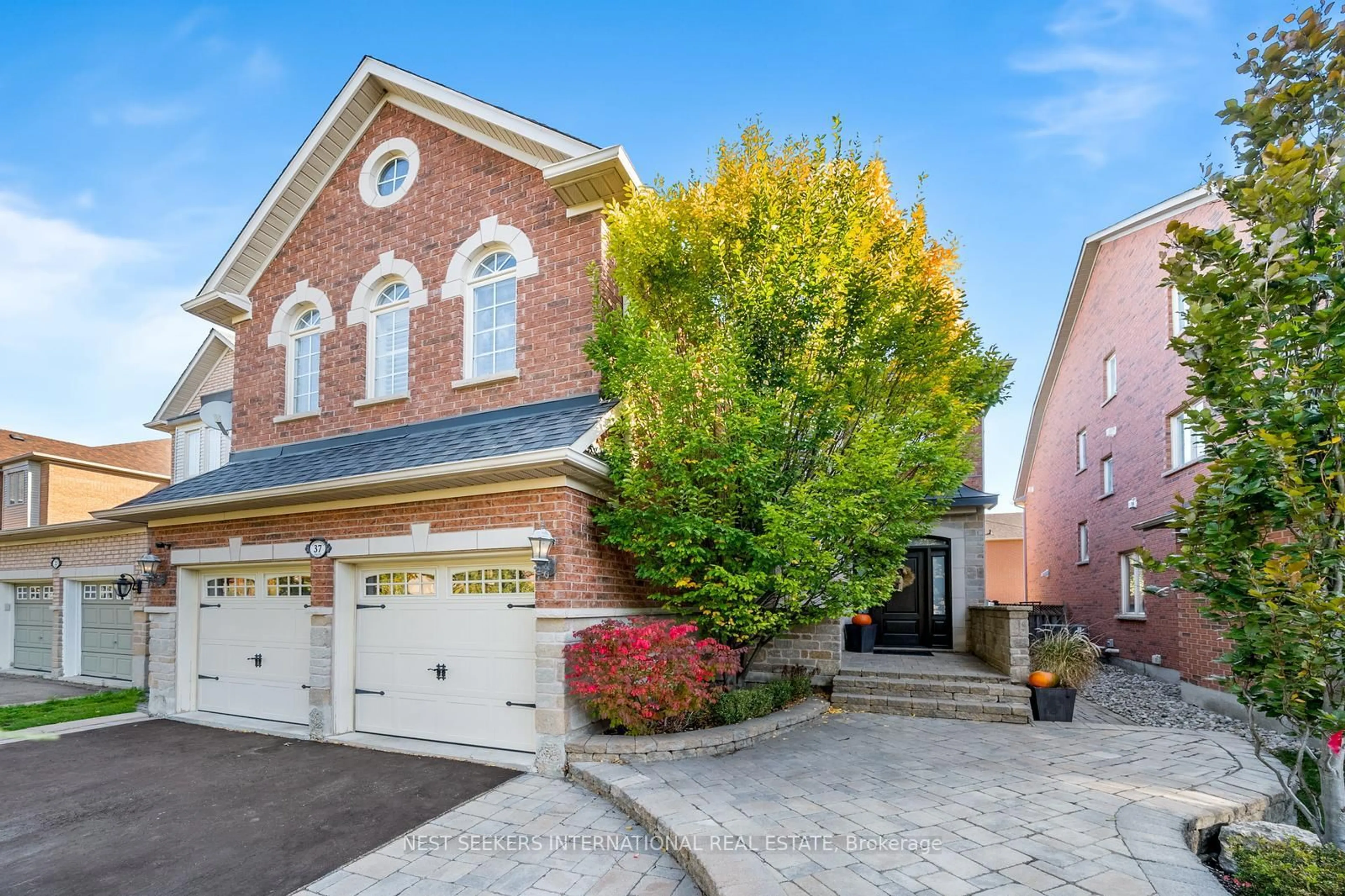 Home with brick exterior material, street for 37 RAVINE EDGE Dr, Richmond Hill Ontario L4E 4J3