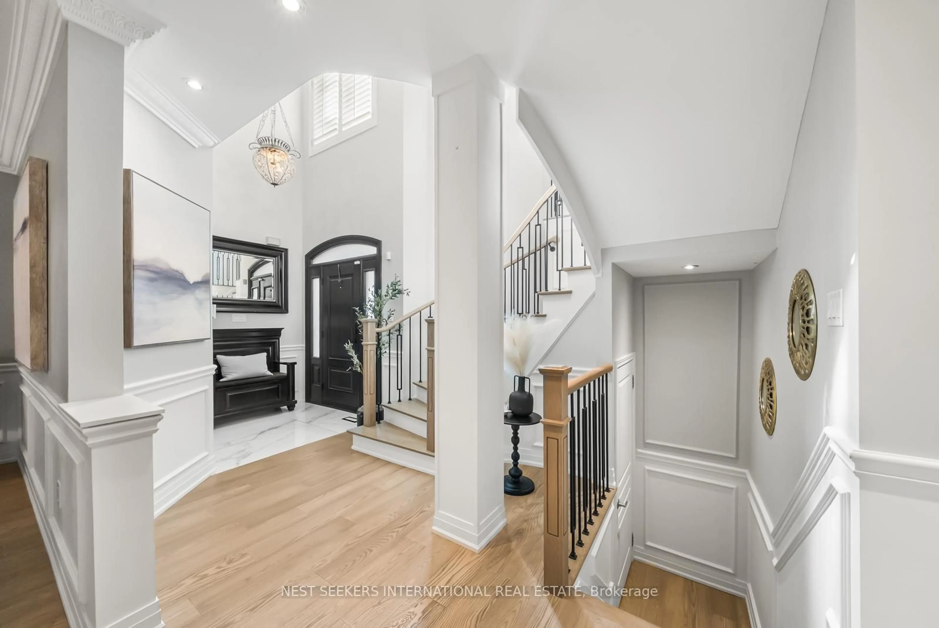 Indoor entryway for 37 RAVINE EDGE Dr, Richmond Hill Ontario L4E 4J3