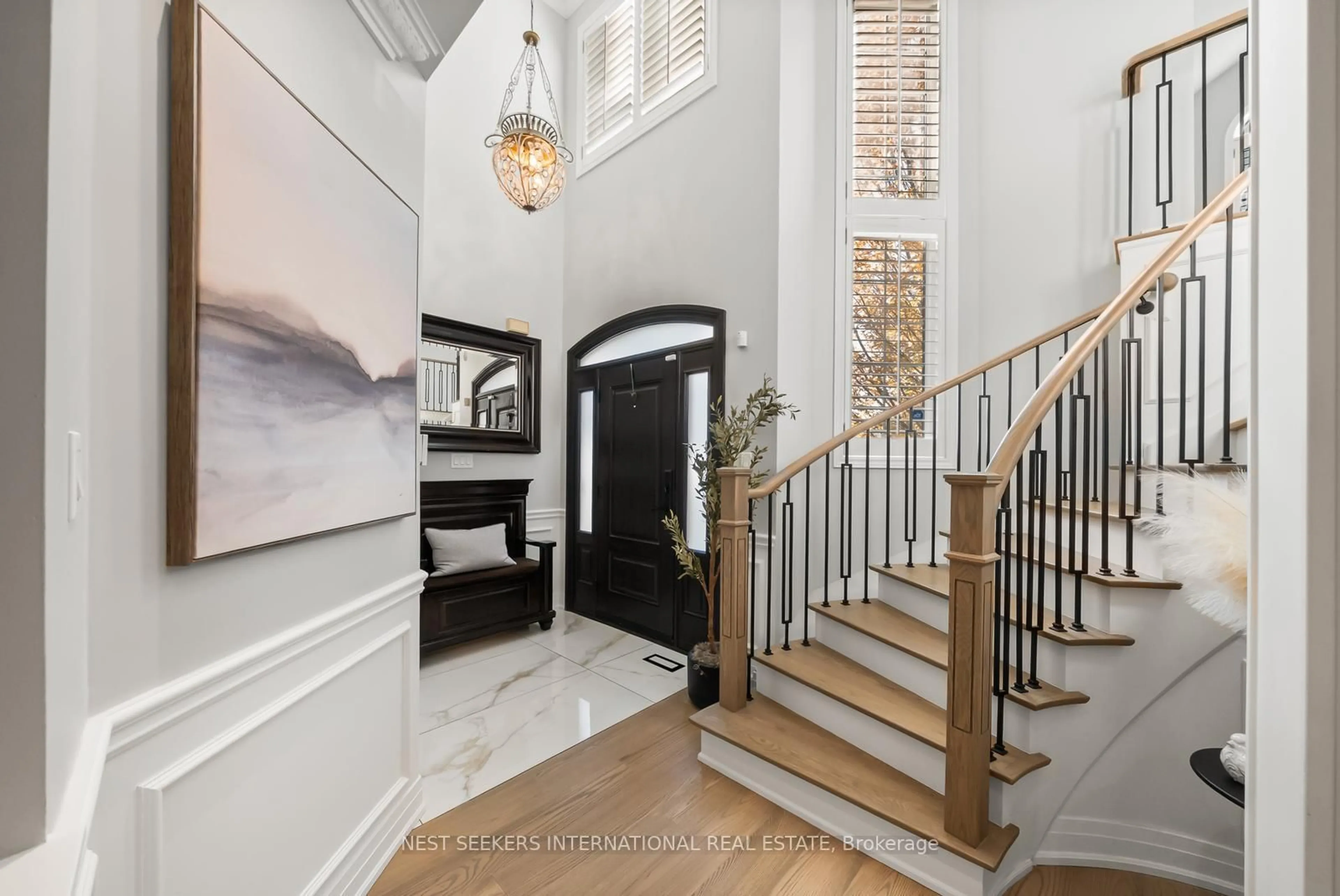 Indoor entryway for 37 RAVINE EDGE Dr, Richmond Hill Ontario L4E 4J3