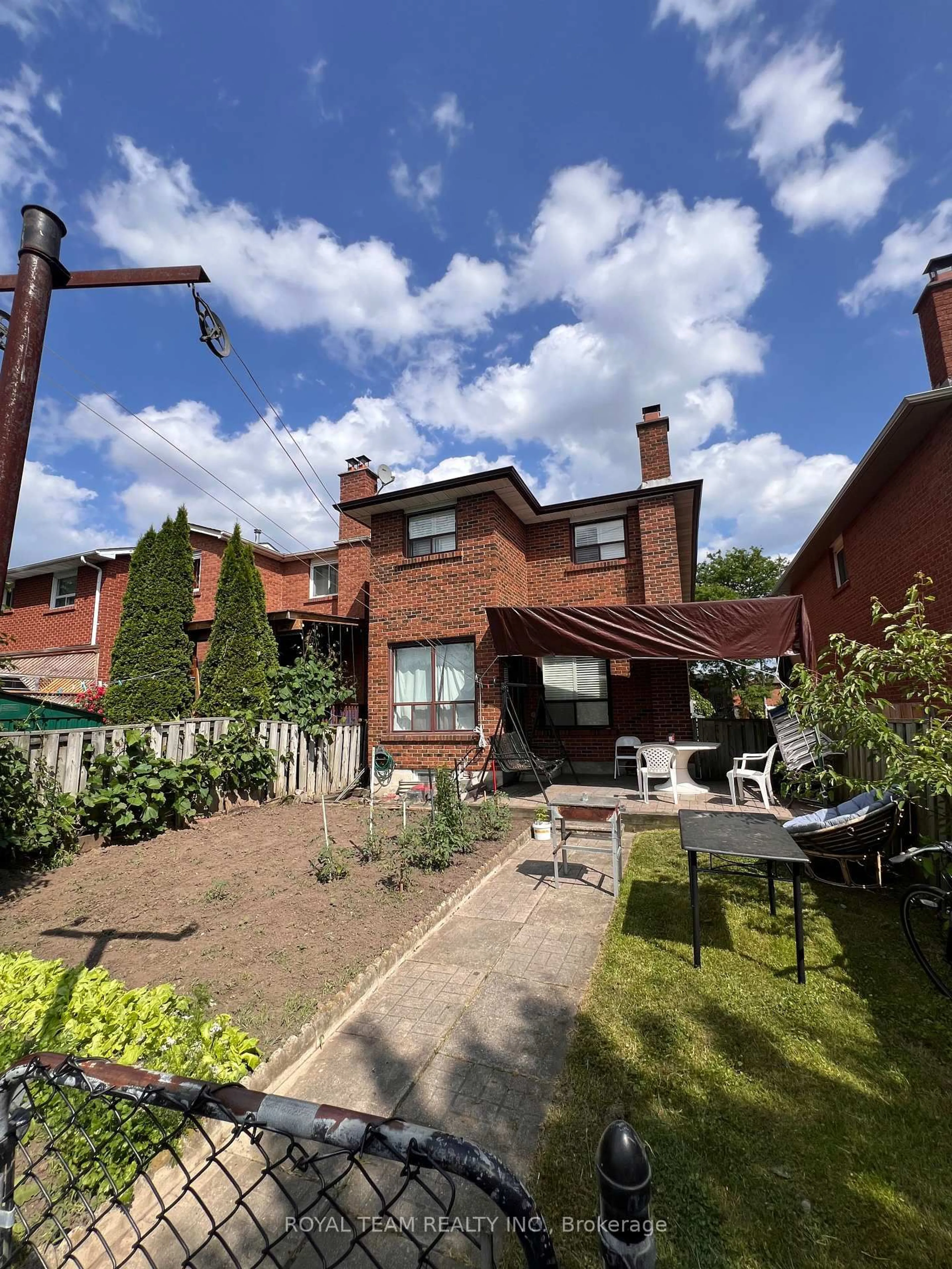 A pic from outside/outdoor area/front of a property/back of a property/a pic from drone, street for 28 Oakmount Cres, Vaughan Ontario L4K 2C3