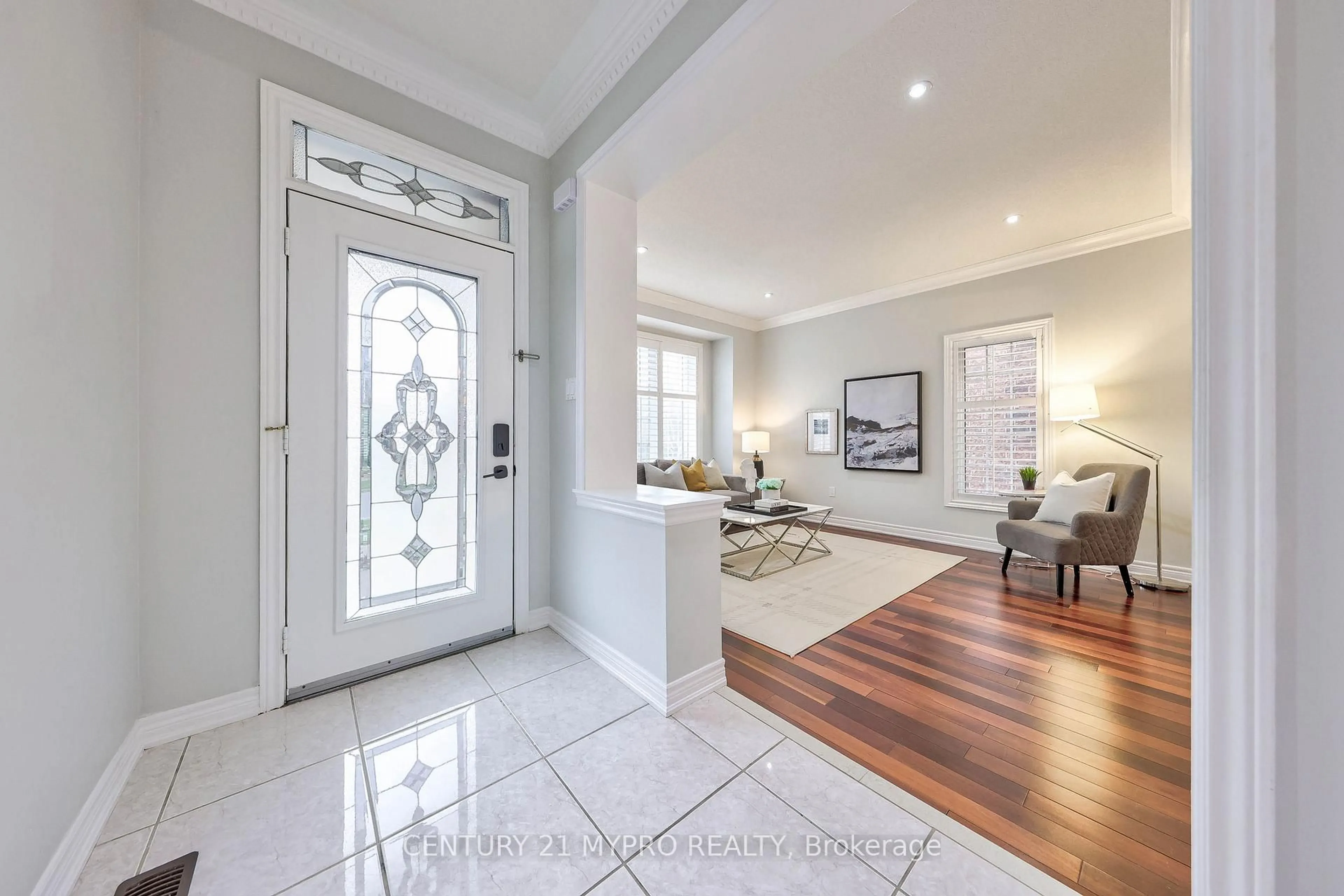 Indoor entryway for 128 selwyn Rd, Richmond Hill Ontario L4E 5E3