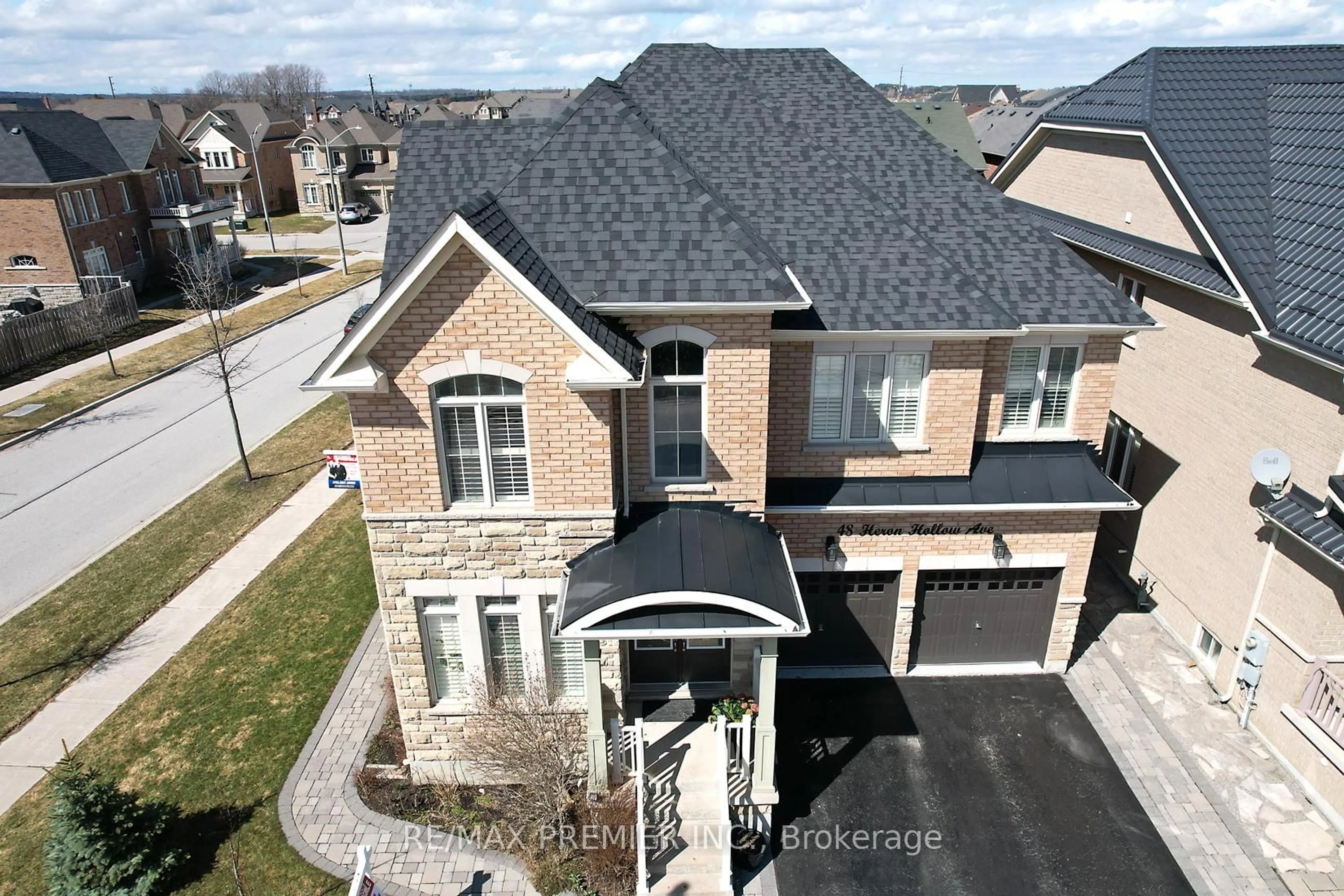 A pic from outside/outdoor area/front of a property/back of a property/a pic from drone, street for 48 Heron Hollow Ave, Richmond Hill Ontario L4E 0G9