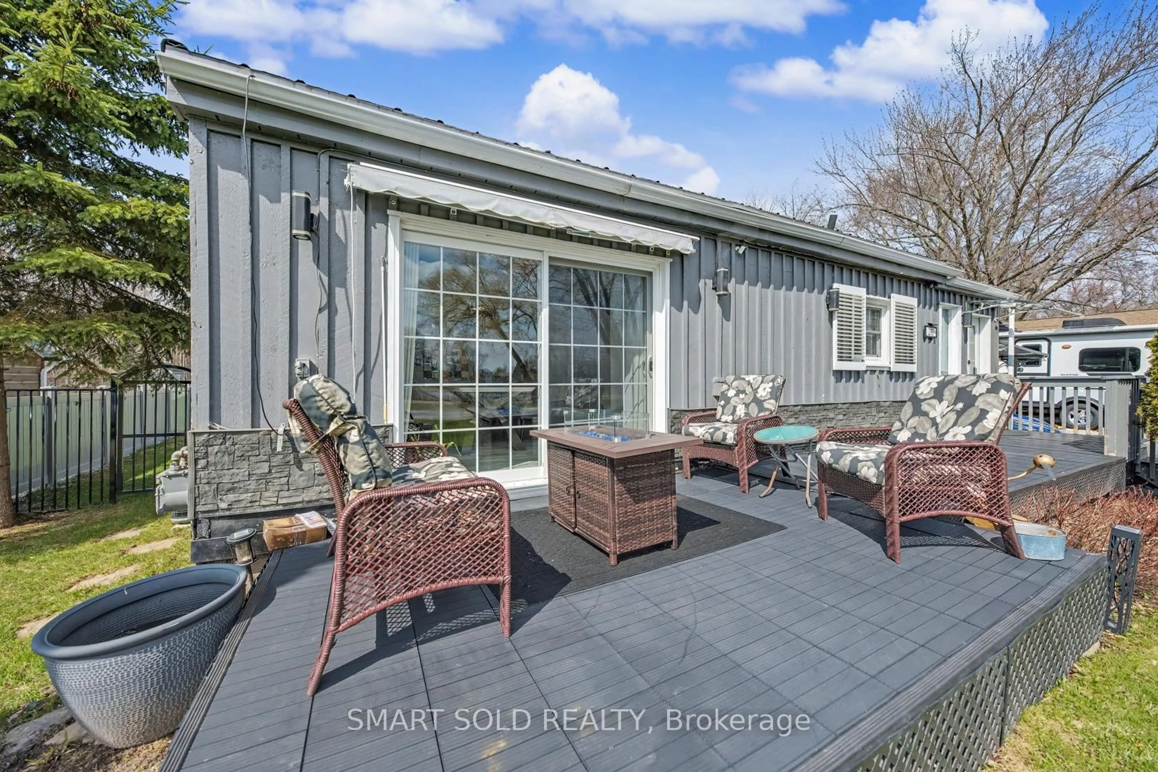 A pic from outside/outdoor area/front of a property/back of a property/a pic from drone, street for 210 Parkview Dr, Innisfil Ontario L0L 1K0