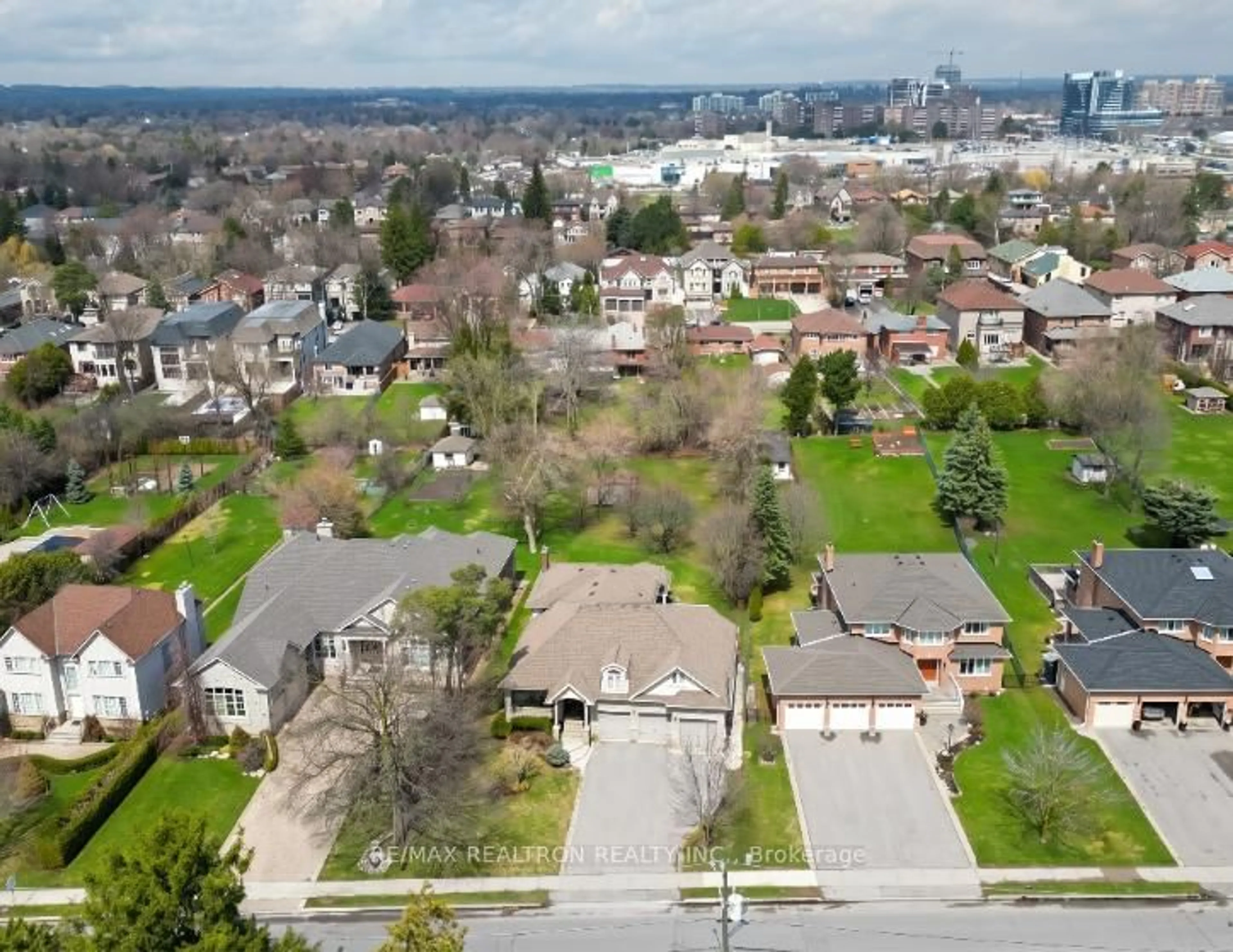 A pic from outside/outdoor area/front of a property/back of a property/a pic from drone, street for 34 Edgar Ave, Richmond Hill Ontario L4C 6K4