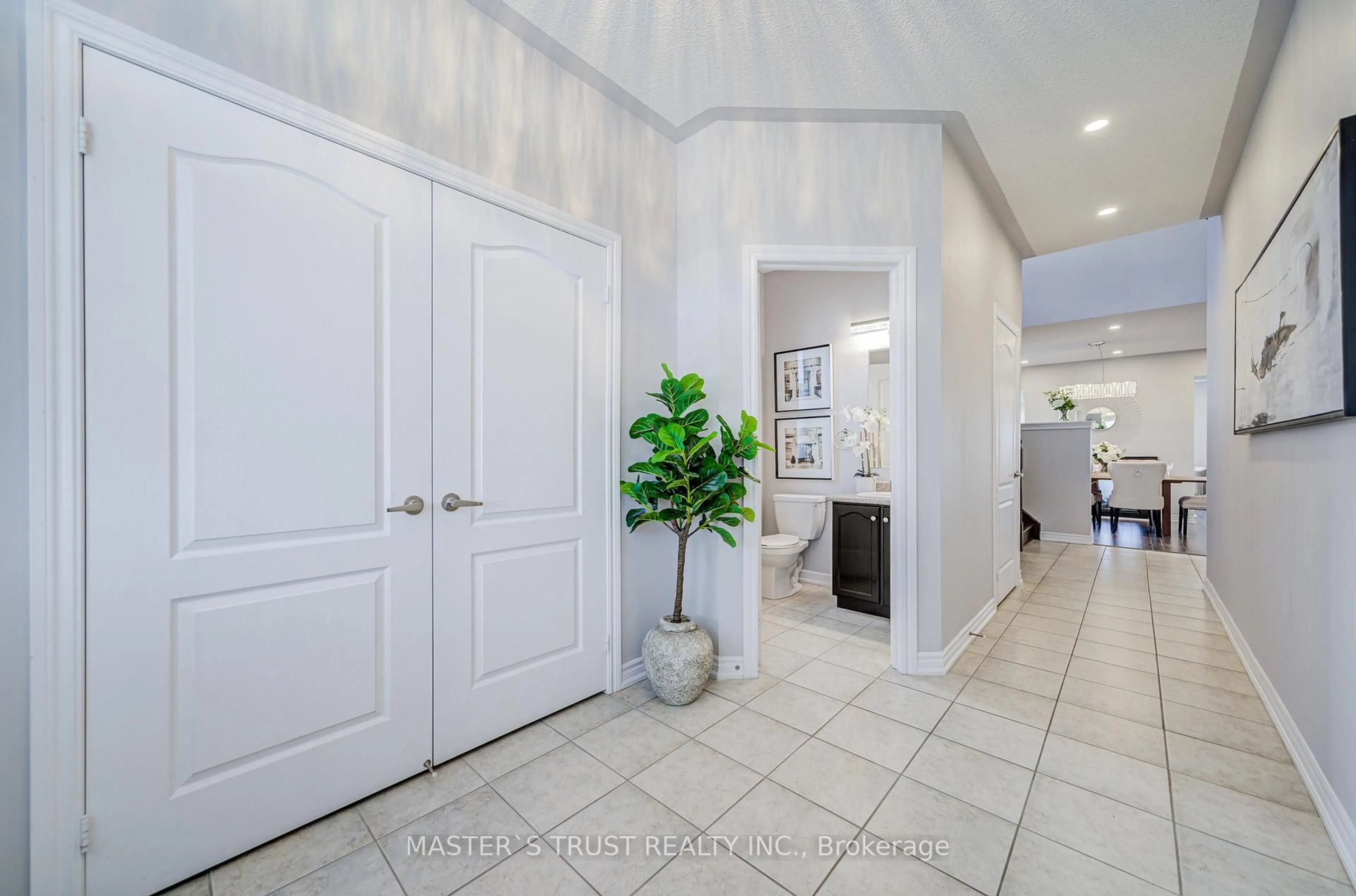 Indoor entryway for 137 Brookview Dr, Bradford West Gwillimbury Ontario L3Z 0R9