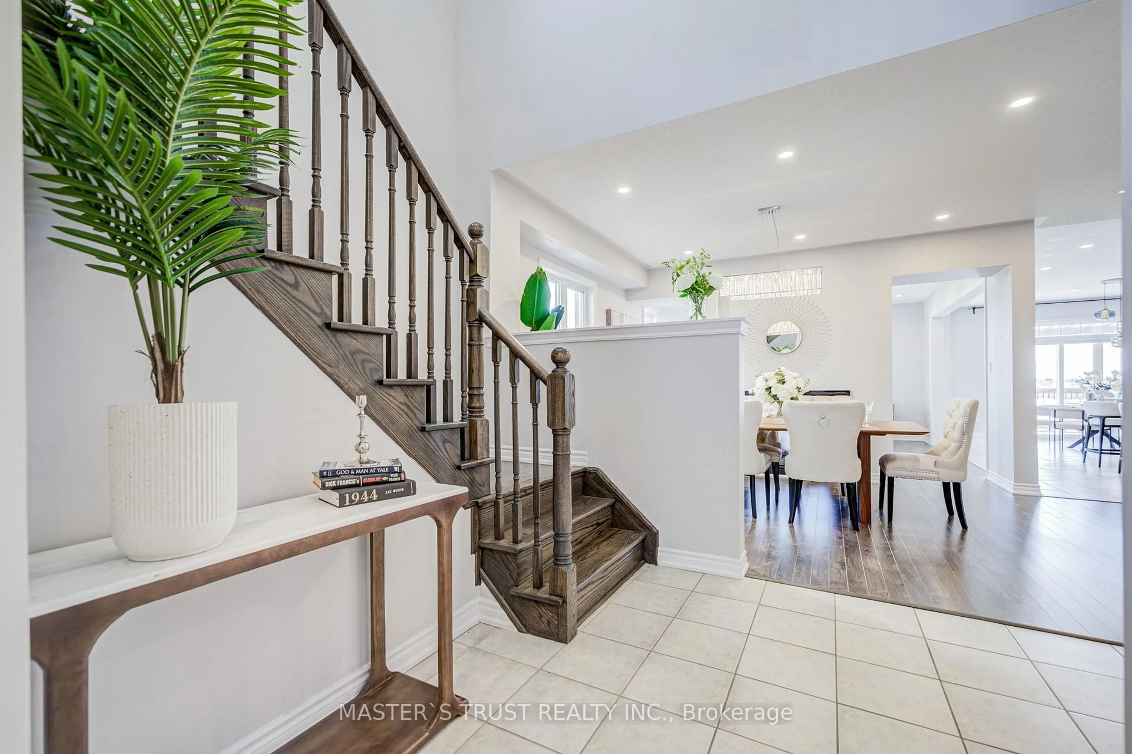 Indoor entryway for 137 Brookview Dr, Bradford West Gwillimbury Ontario L3Z 0R9