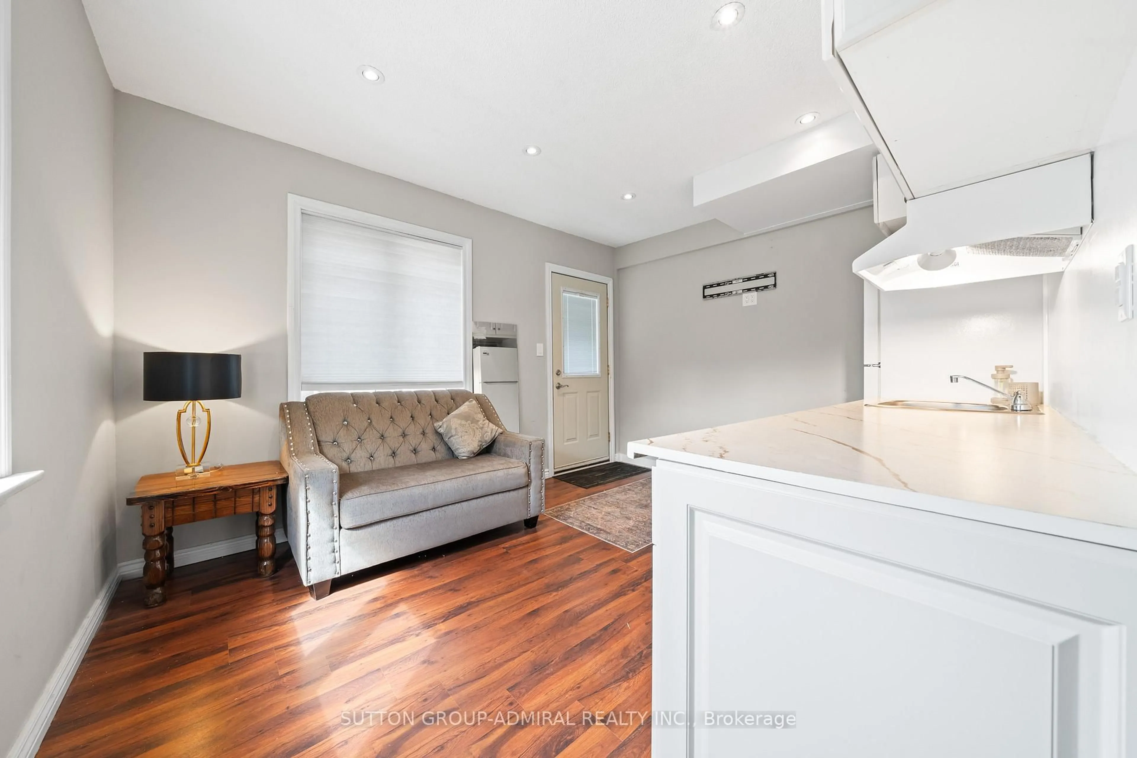 Open concept kitchen, wood/laminate floor for 472 Main St, King Ontario L0G 1T0