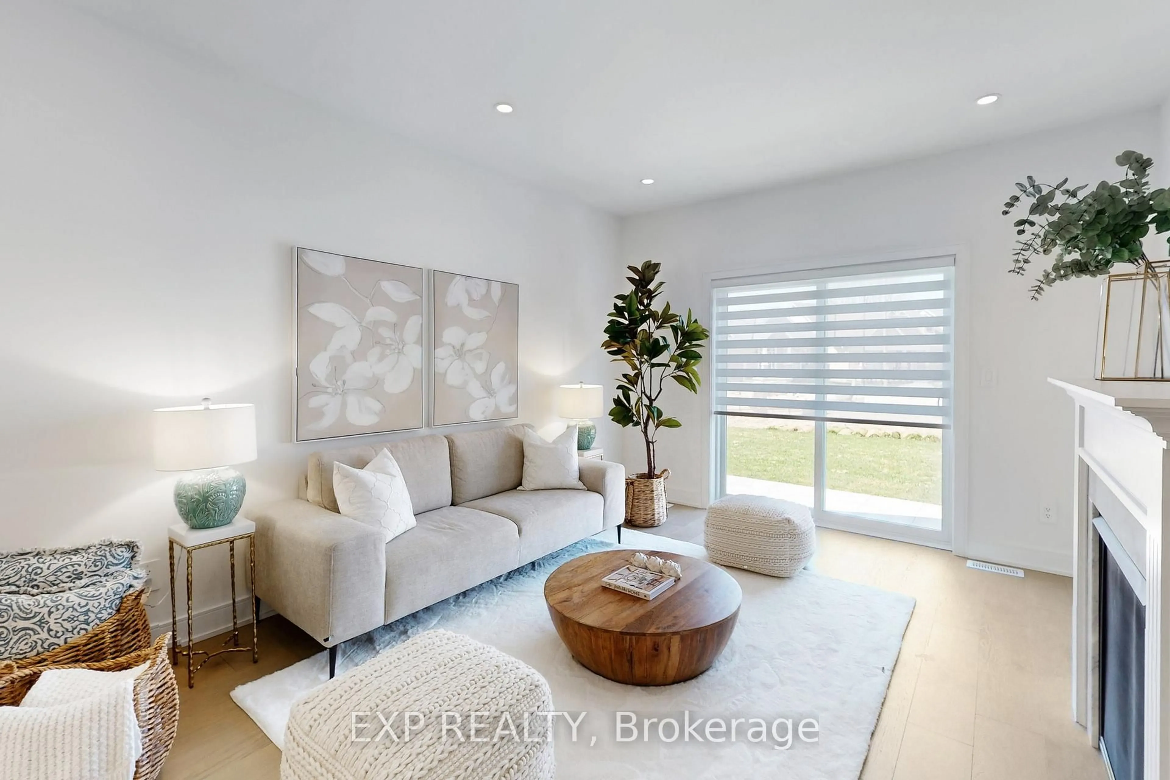 Living room with furniture, unknown for 10 Palmira Dr, Georgina Ontario L0E 1R0