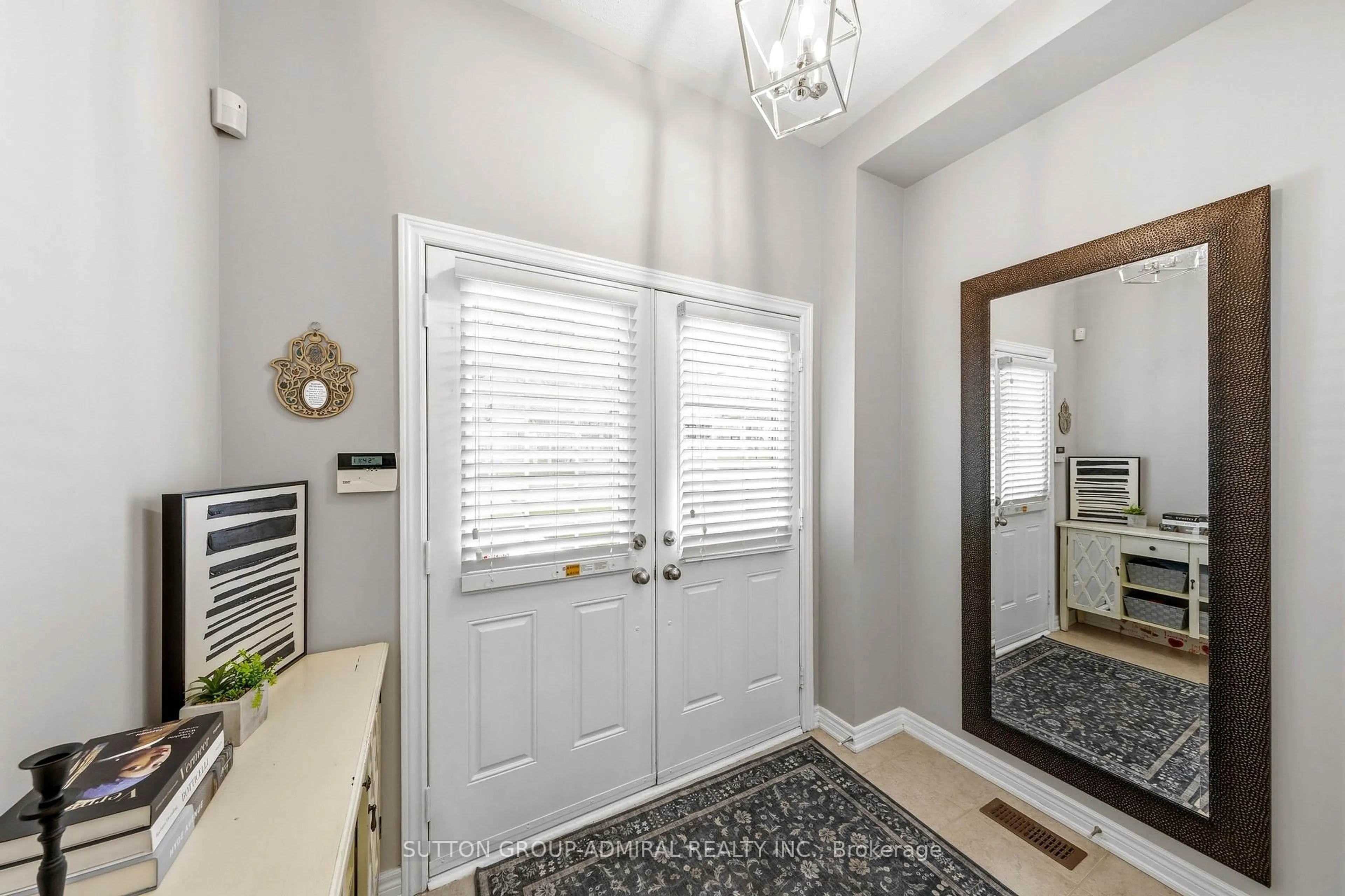 Indoor entryway for 141 Lauderdale Dr, Vaughan Ontario L6A 0S5