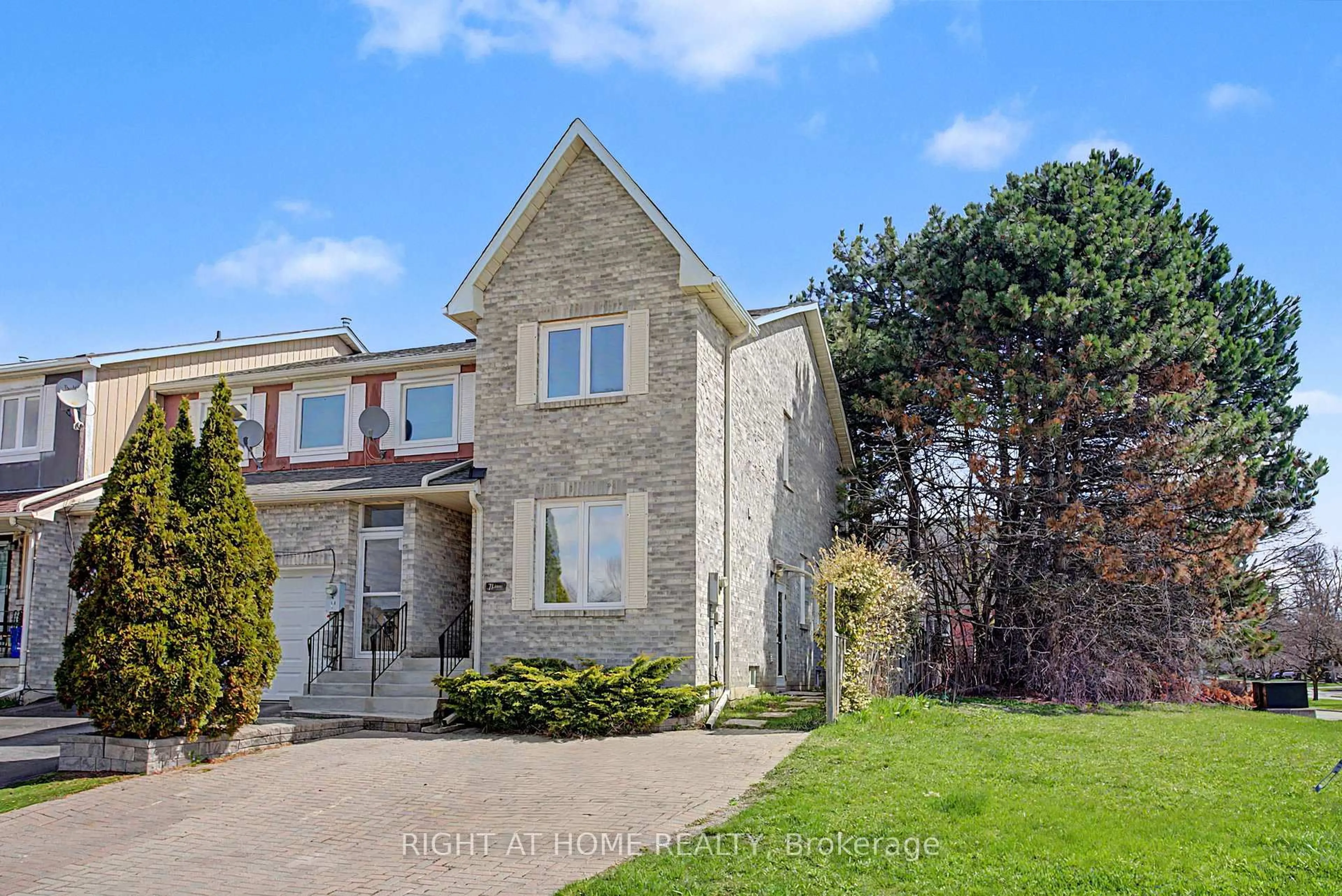 Home with brick exterior material, street for 71 Avenue Rd, Richmond Hill Ontario L4C 9N6